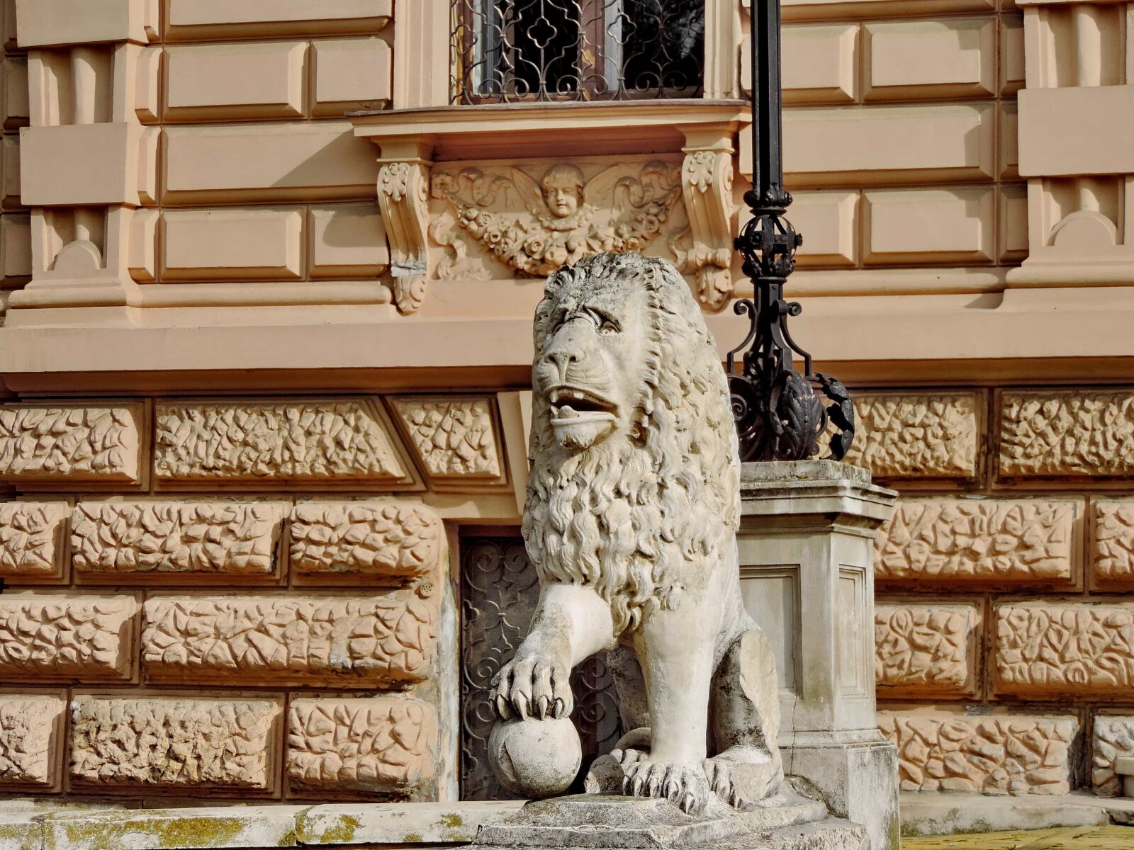 Nikon Coolpix P520 sample photo. Facade, lion, palace, residence photography