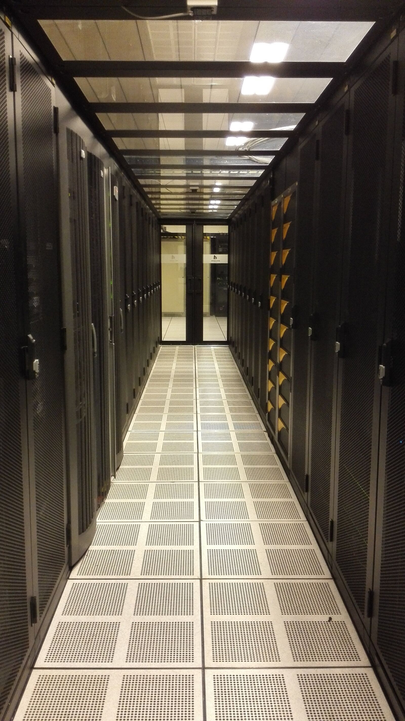 HUAWEI H60-L04 sample photo. Server room, data center photography