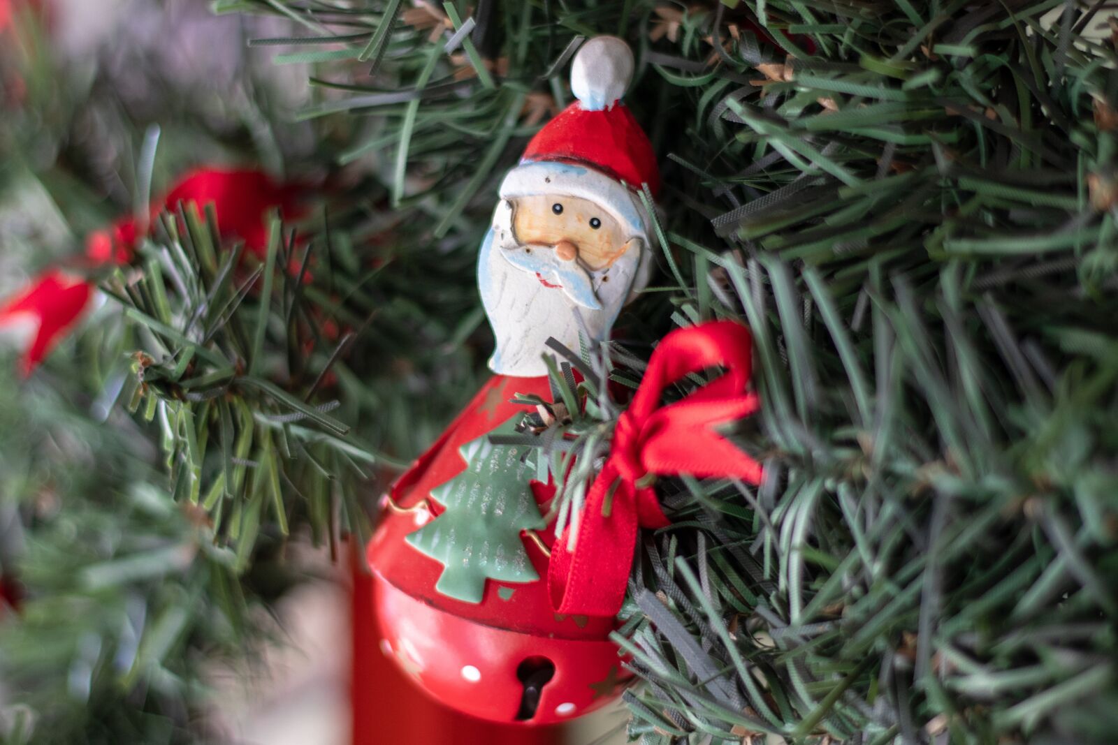 Canon EOS 200D (EOS Rebel SL2 / EOS Kiss X9) + Canon EF 50mm F1.8 STM sample photo. Christmas, santa, decoration photography