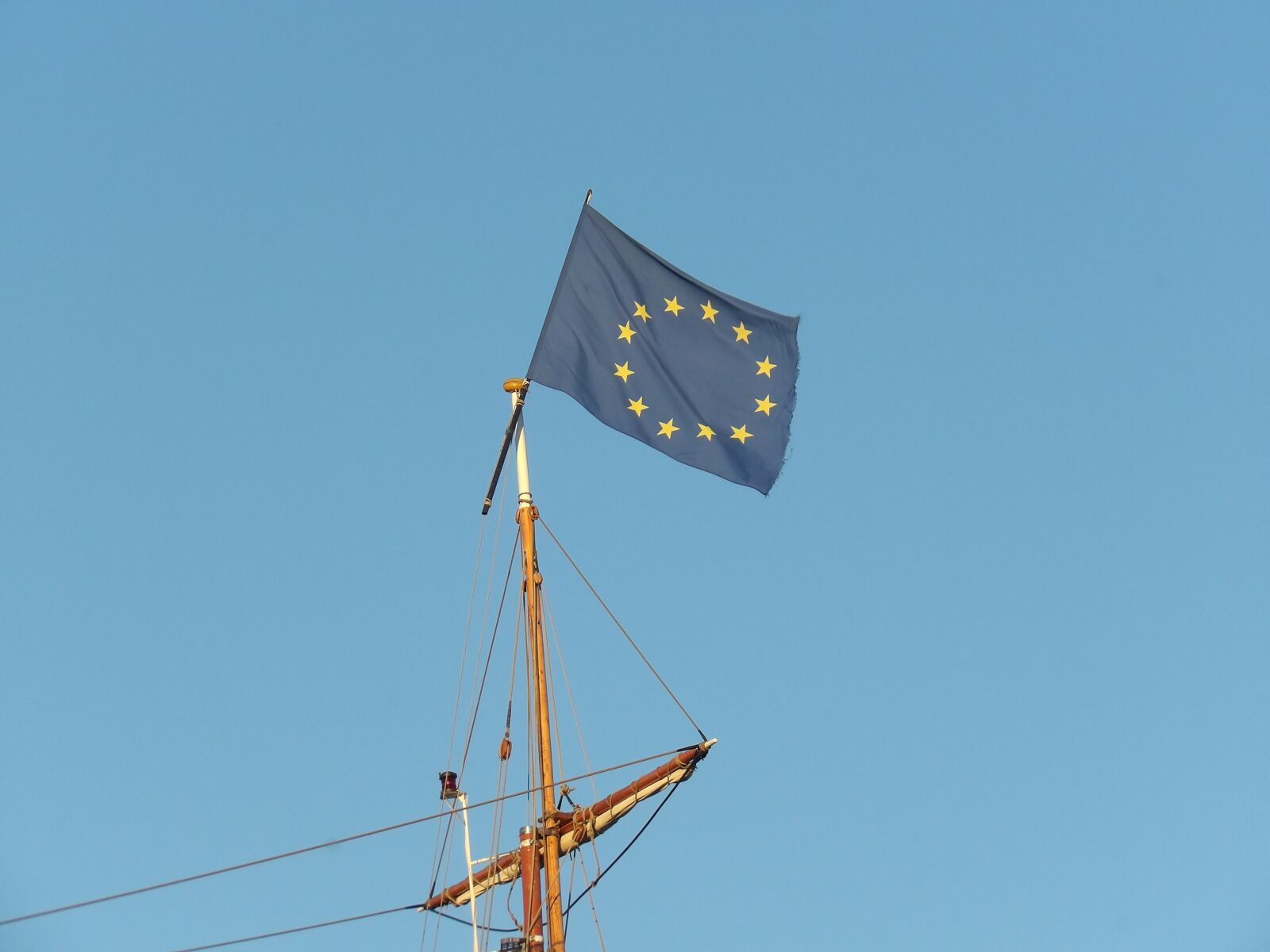 Kodak PIXPRO AZ521 sample photo. Mast, flag, europe photography