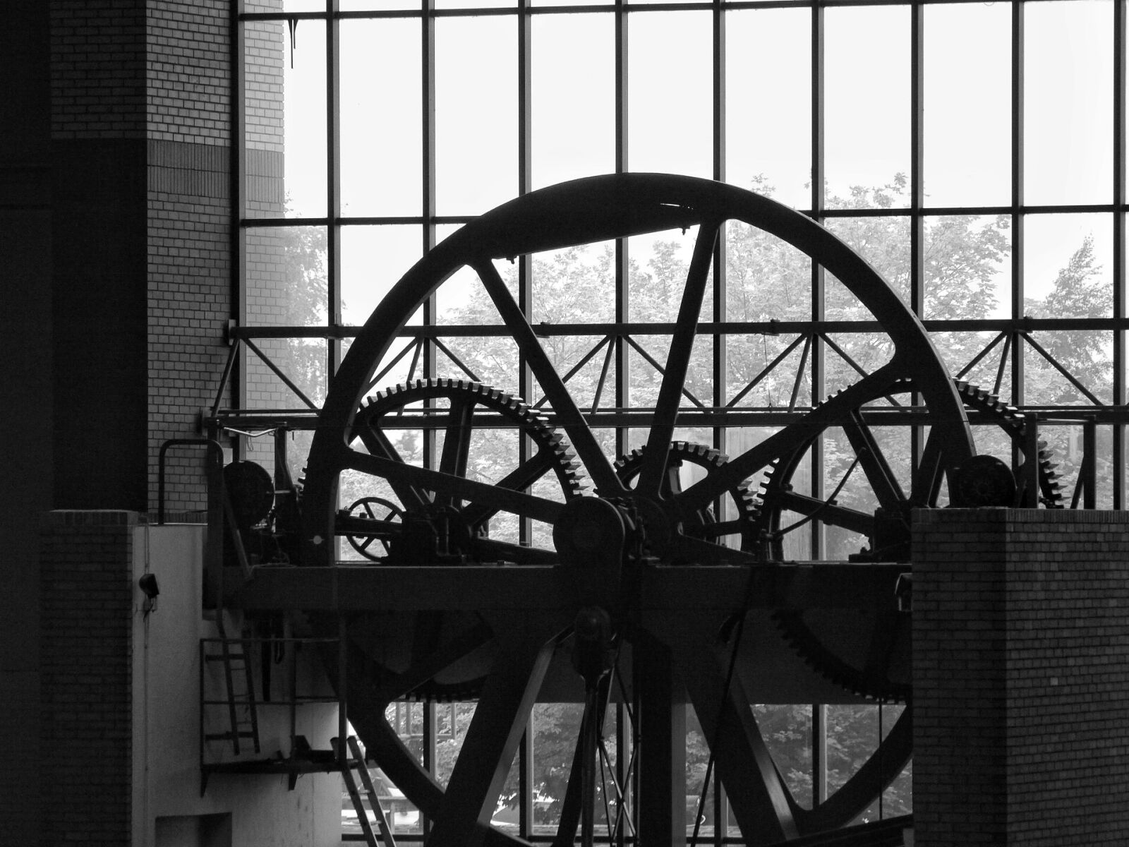 Panasonic Lumix DMC-G5 sample photo. Silhouette, wheel, window photography