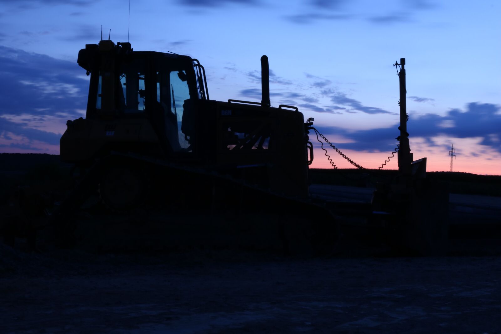 Canon EOS 750D (EOS Rebel T6i / EOS Kiss X8i) sample photo. Construction machine, darkness, shadow photography