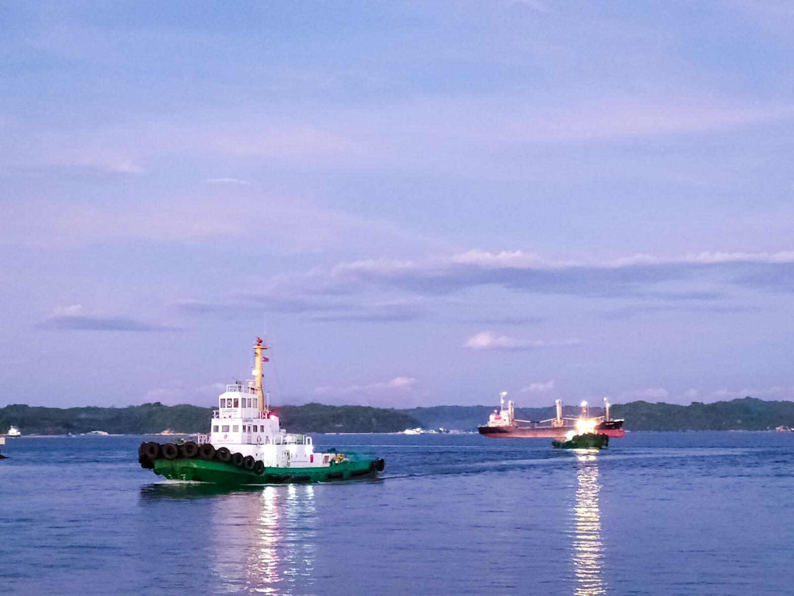 Xiaomi Redmi Note 8 sample photo. Thugs, thugboat, coast photography
