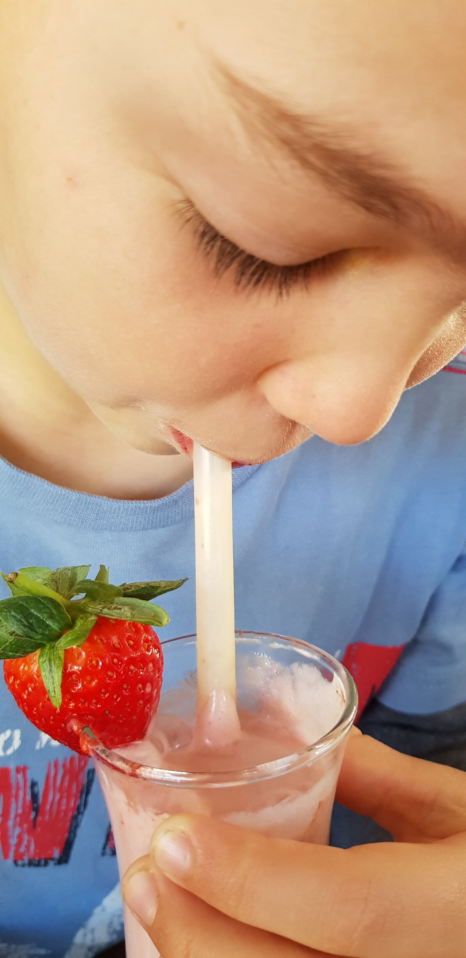 Samsung Galaxy S8 sample photo. Strawberry, smoothie, healthy eating photography