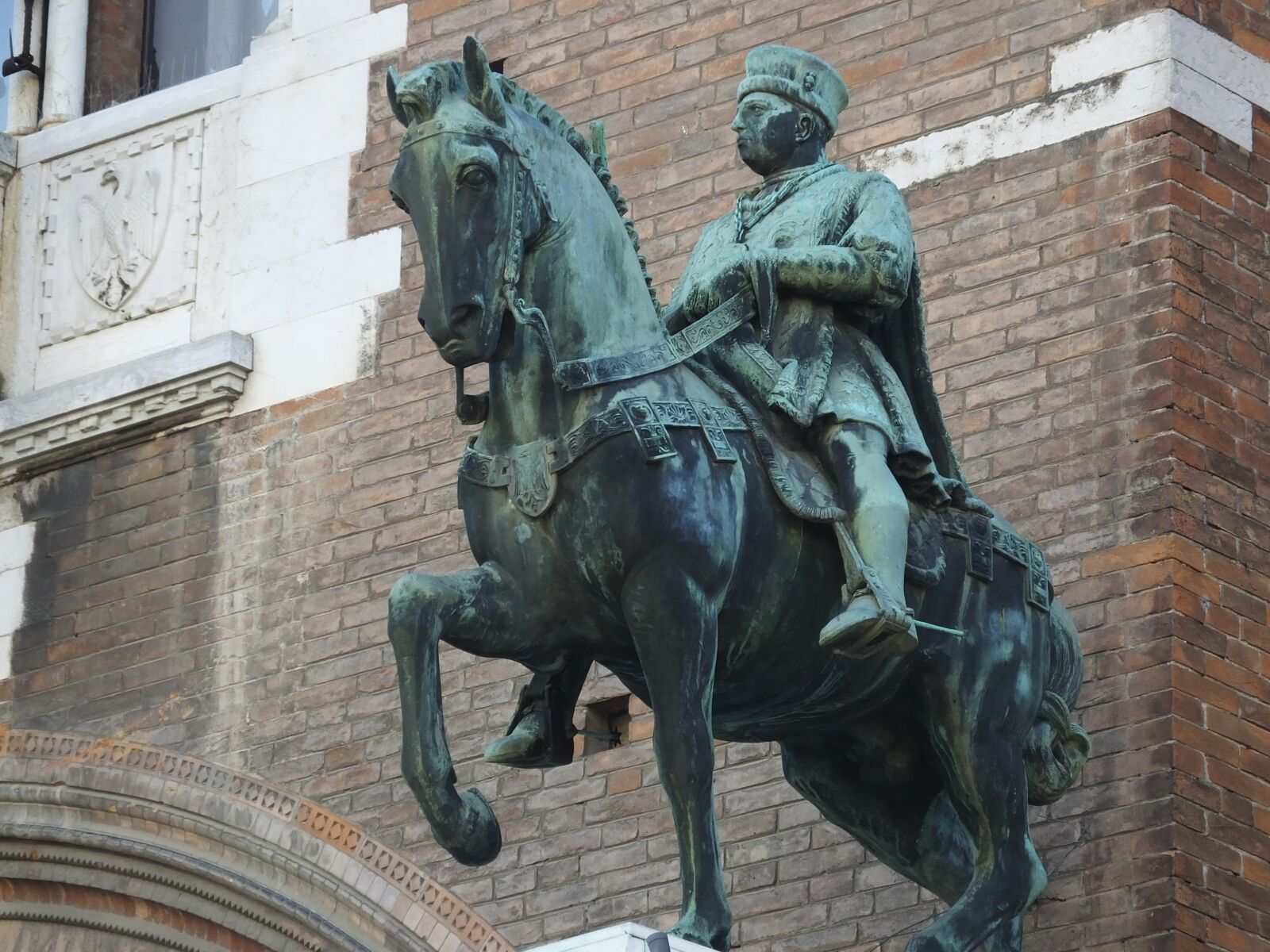 Fujifilm FinePix HS50 EXR sample photo. Sculpture, architecture, ferrara photography