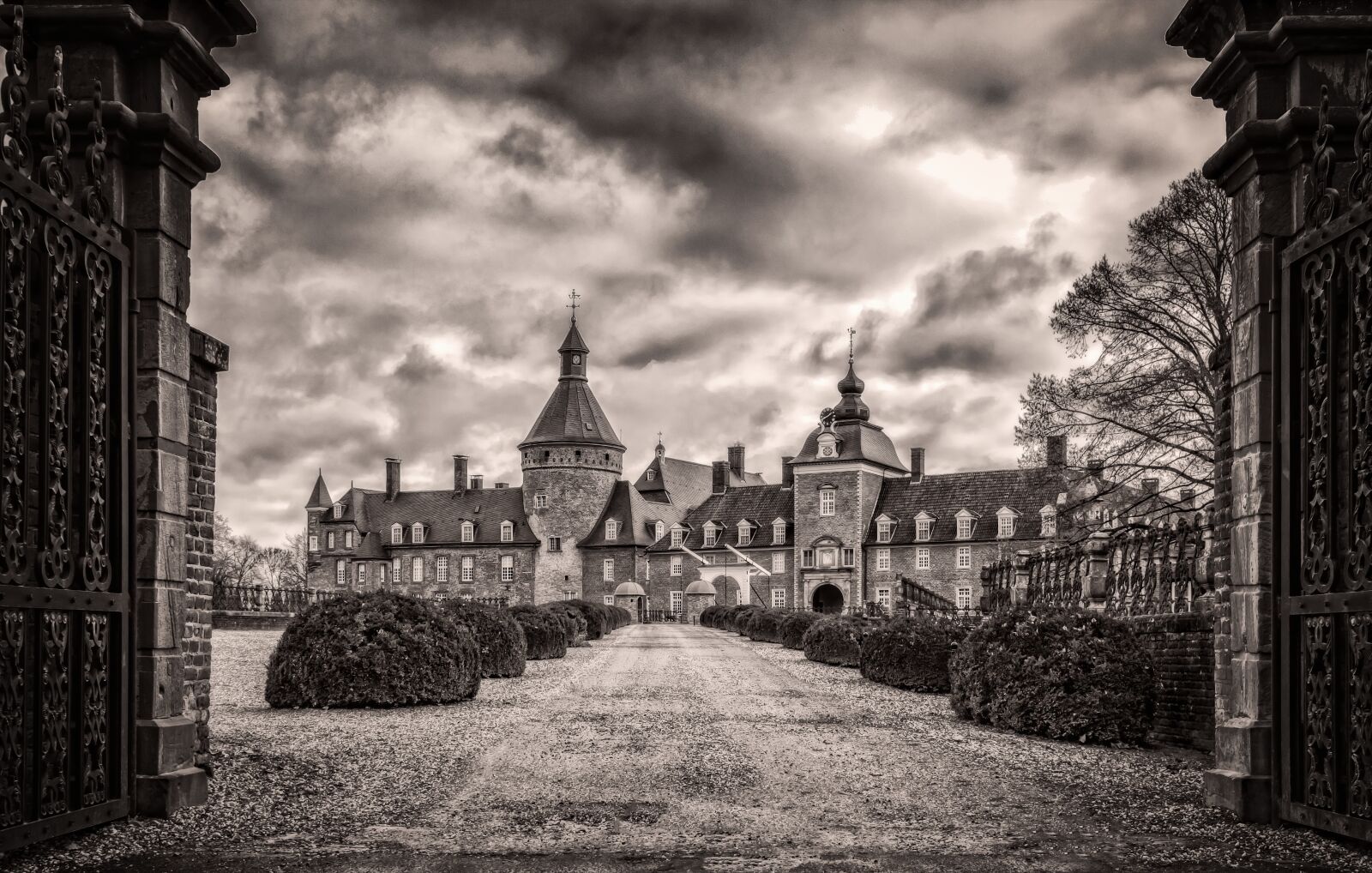 Nikon D3300 sample photo. Goal, gate, castle photography