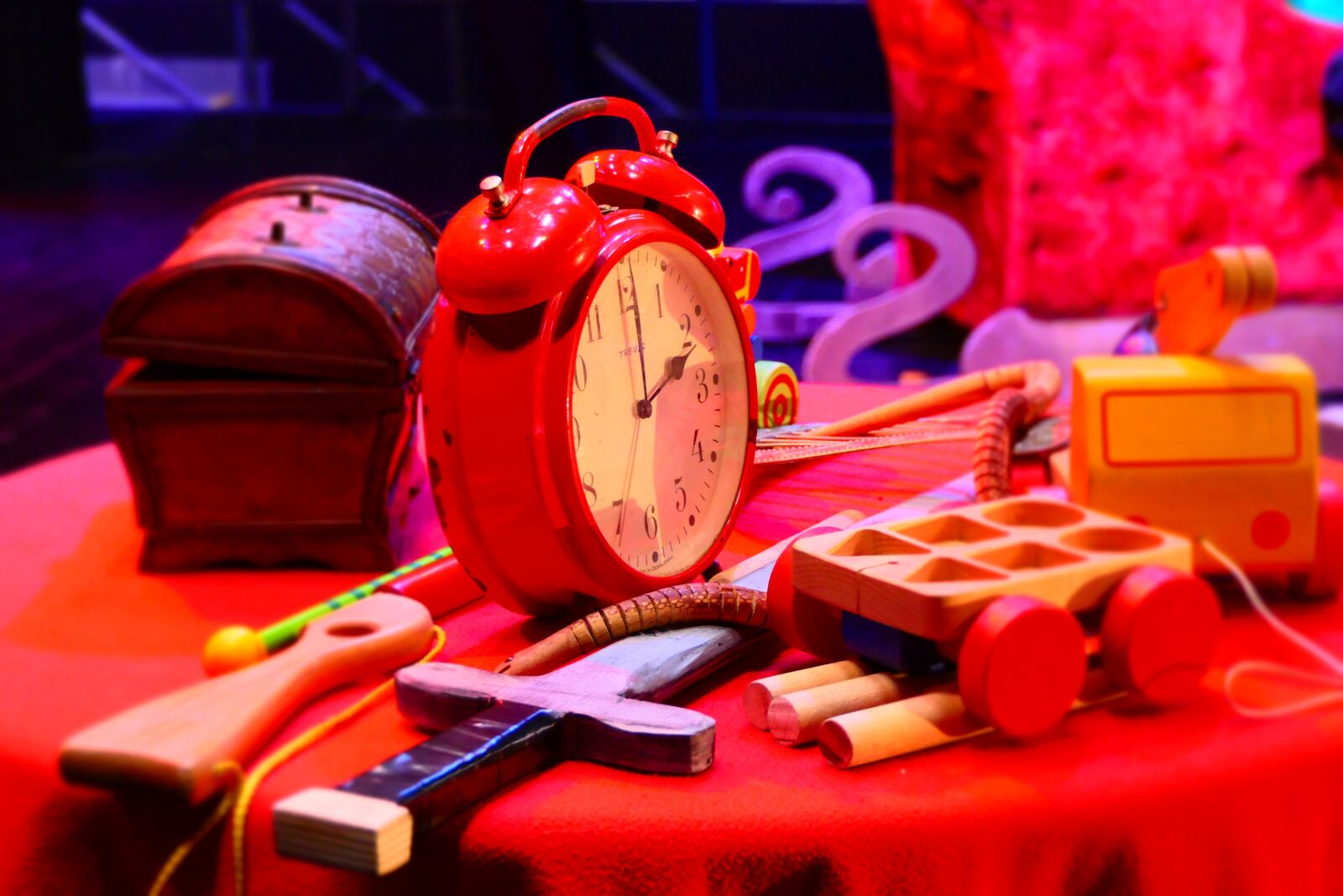Panasonic Lumix DMC-FZ2500 (Lumix DMC-FZ2000) sample photo. Theatre, toys, requisite photography