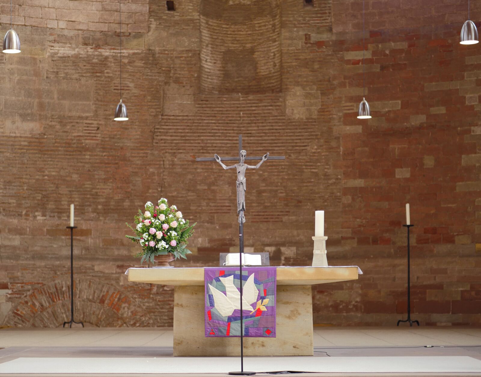 Panasonic Lumix DMC-GX8 sample photo. Trier, basilica, altar photography