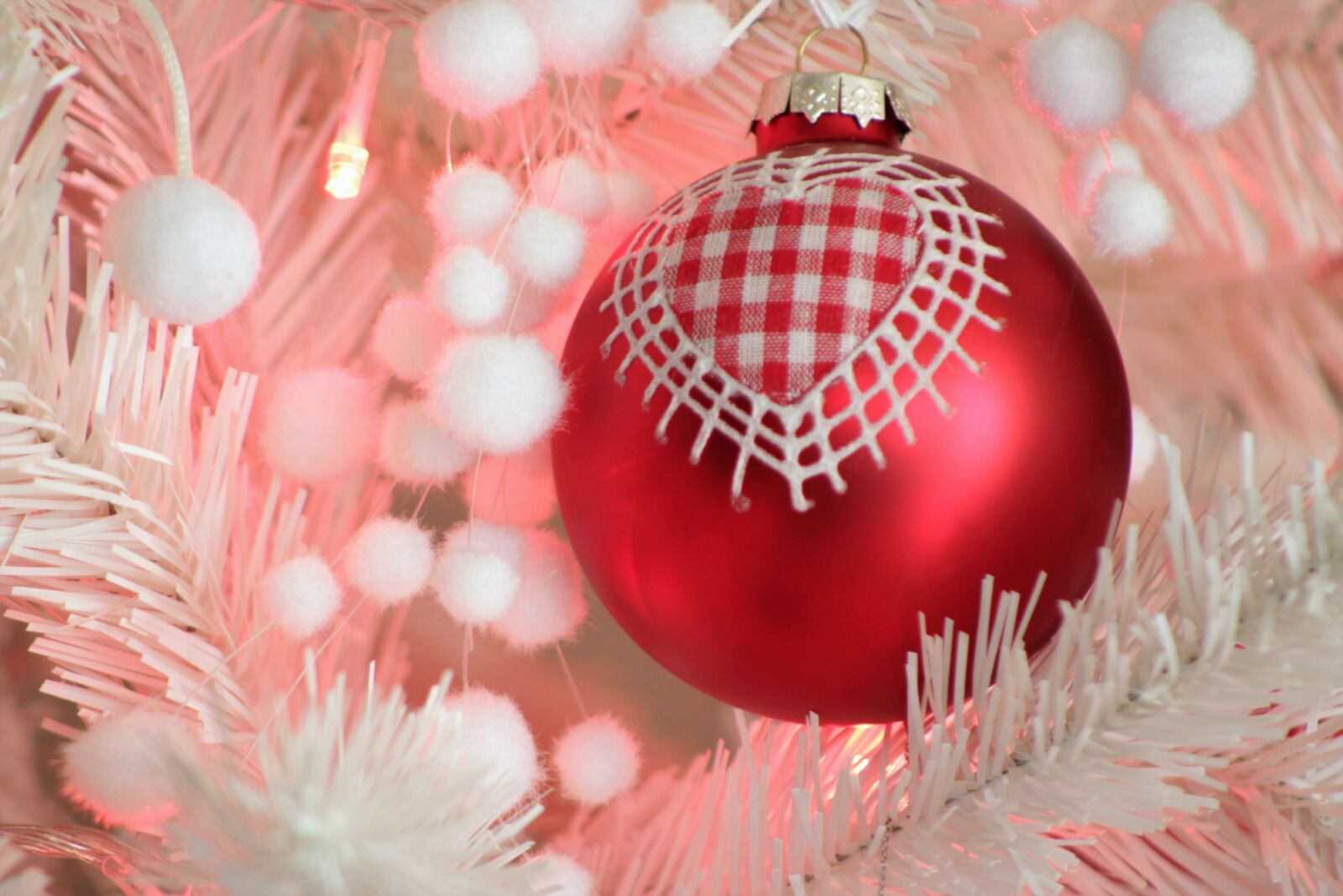 Canon EOS 2000D (EOS Rebel T7 / EOS Kiss X90 / EOS 1500D) sample photo. Christmas background, christmas tree photography