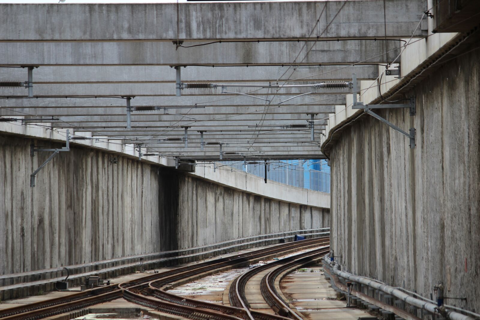 Canon EOS 600D (Rebel EOS T3i / EOS Kiss X5) sample photo. Railway tracks, underground station photography