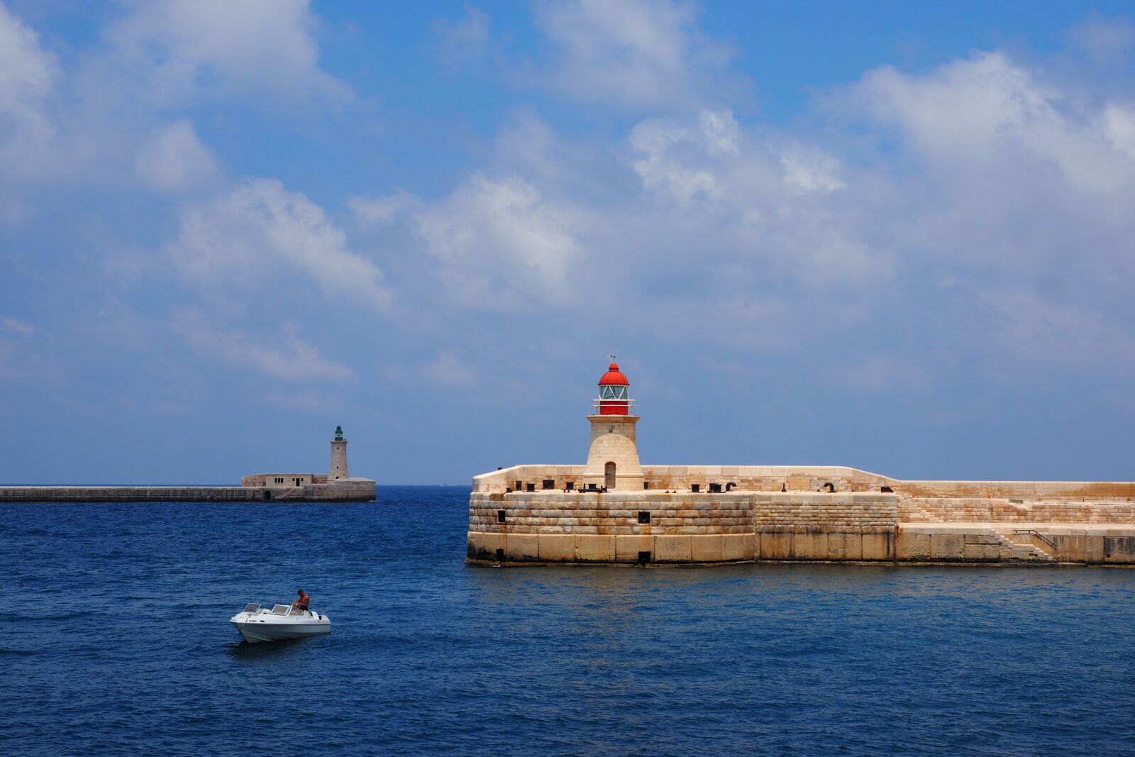 Olympus OM-D E-M1 + Olympus M.Zuiko Digital ED 12-40mm F2.8 Pro sample photo. Lighthouse, sea, ocean photography