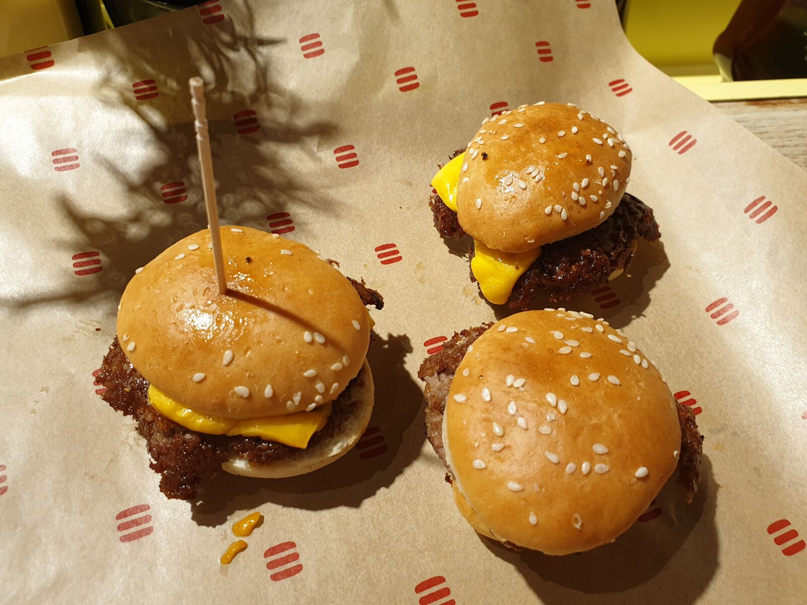 Samsung Galaxy S9 sample photo. Hamburger, cheeseburger, mini photography
