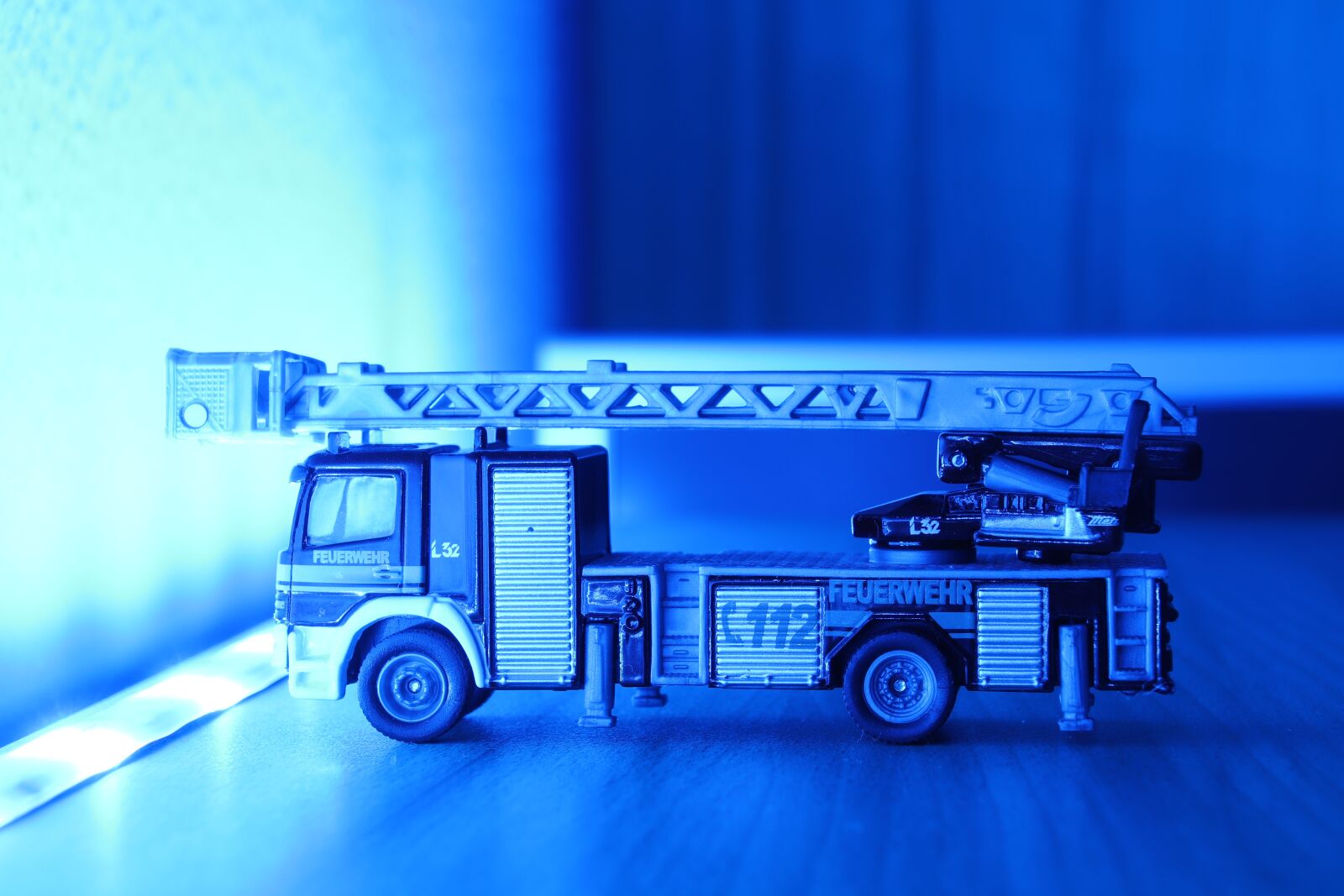 Canon EOS 200D (EOS Rebel SL2 / EOS Kiss X9) sample photo. Fire, turntable ladder, fire photography