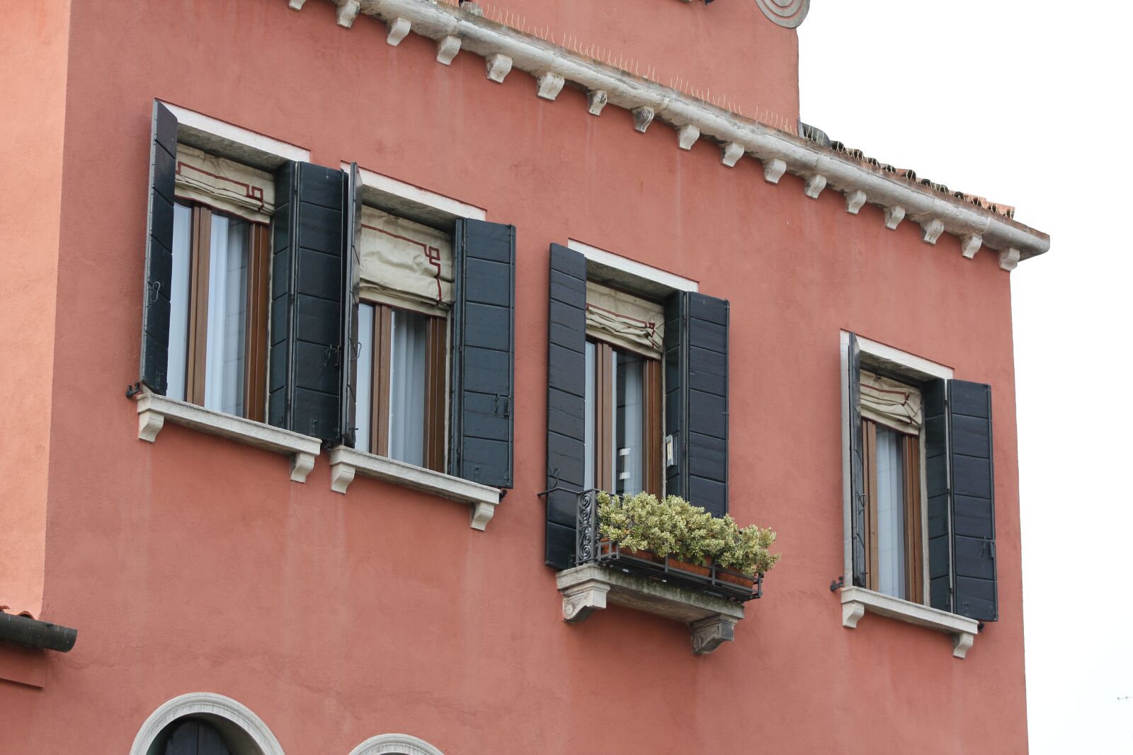 Canon EOS 550D (EOS Rebel T2i / EOS Kiss X4) sample photo. Venice, window box, window photography