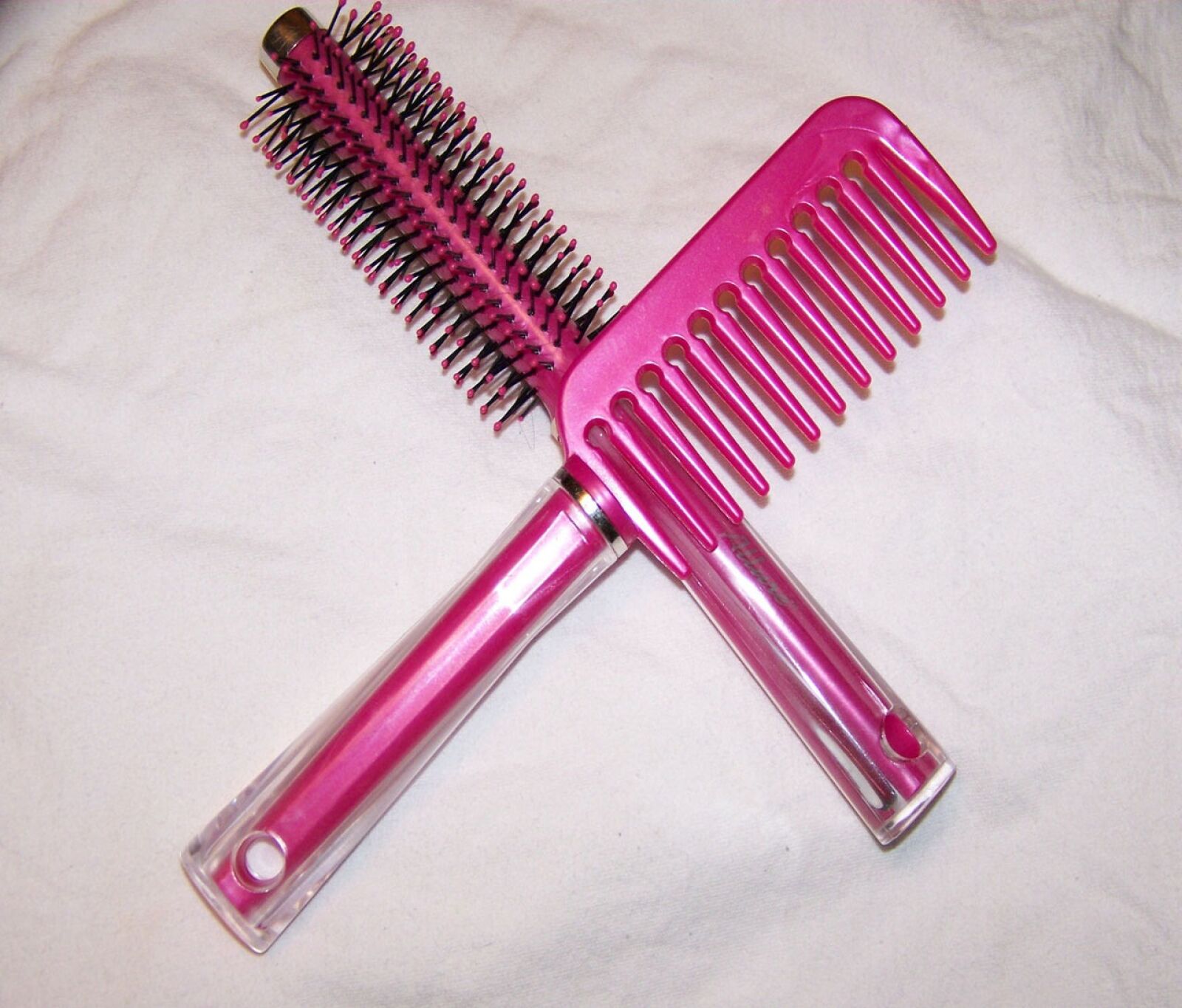 Kodak Z612 ZOOM DIGITAL CAMERA sample photo. Comb, hair brush, pink photography