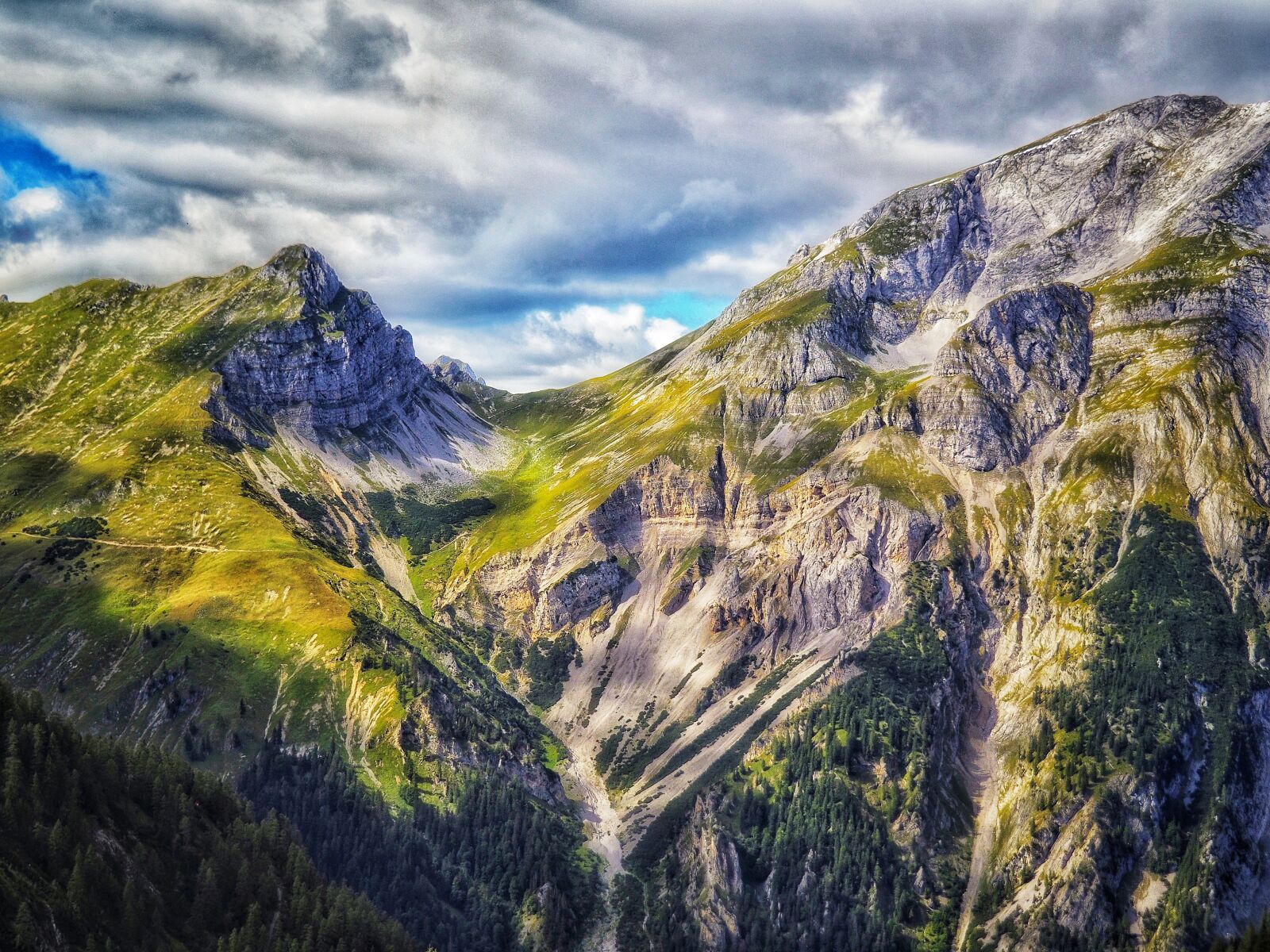 Olympus OM-D E-M10 II sample photo. Eng alm, mountains, clouds photography