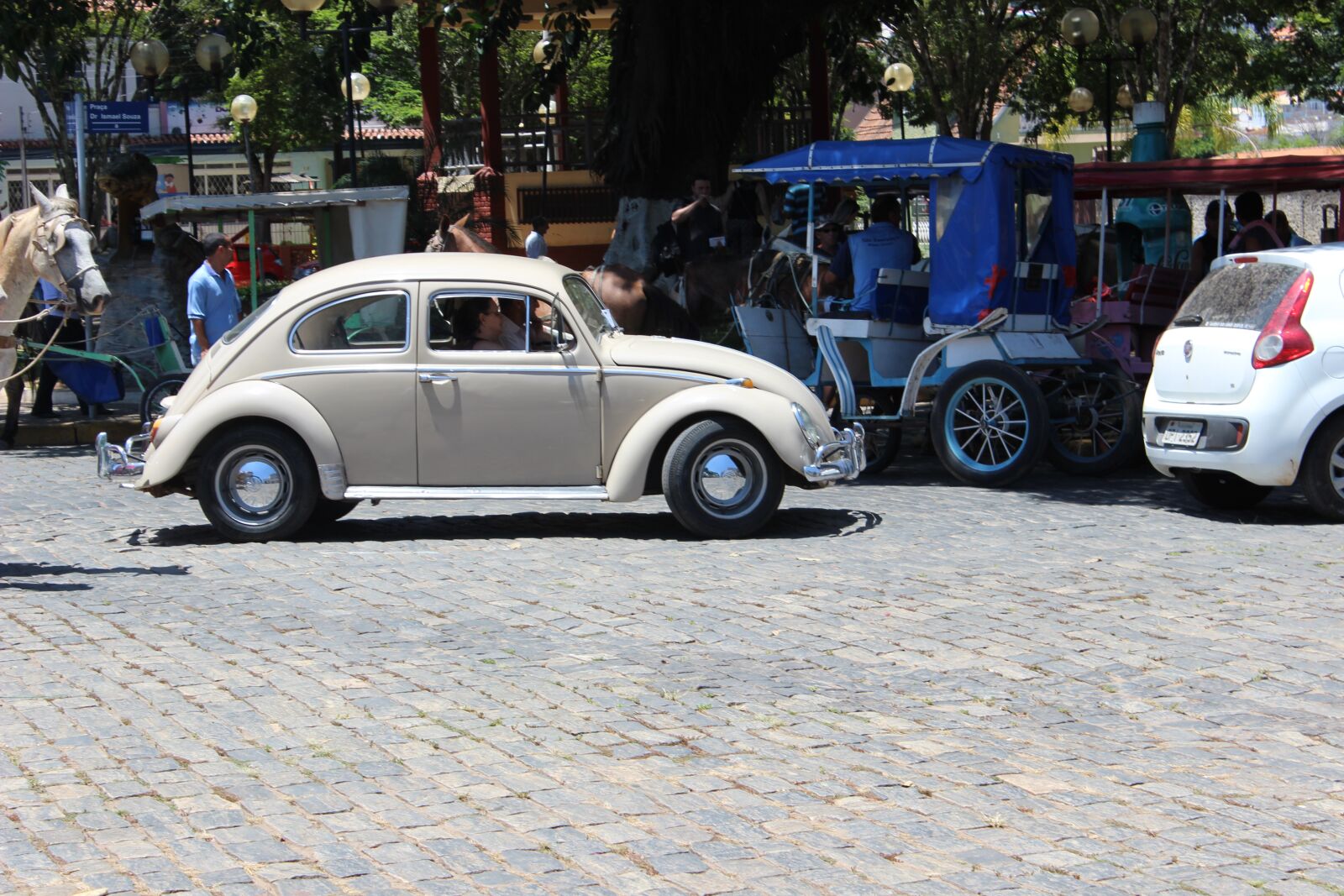 Canon EOS 600D (Rebel EOS T3i / EOS Kiss X5) sample photo. St lawrence, fusca, street photography