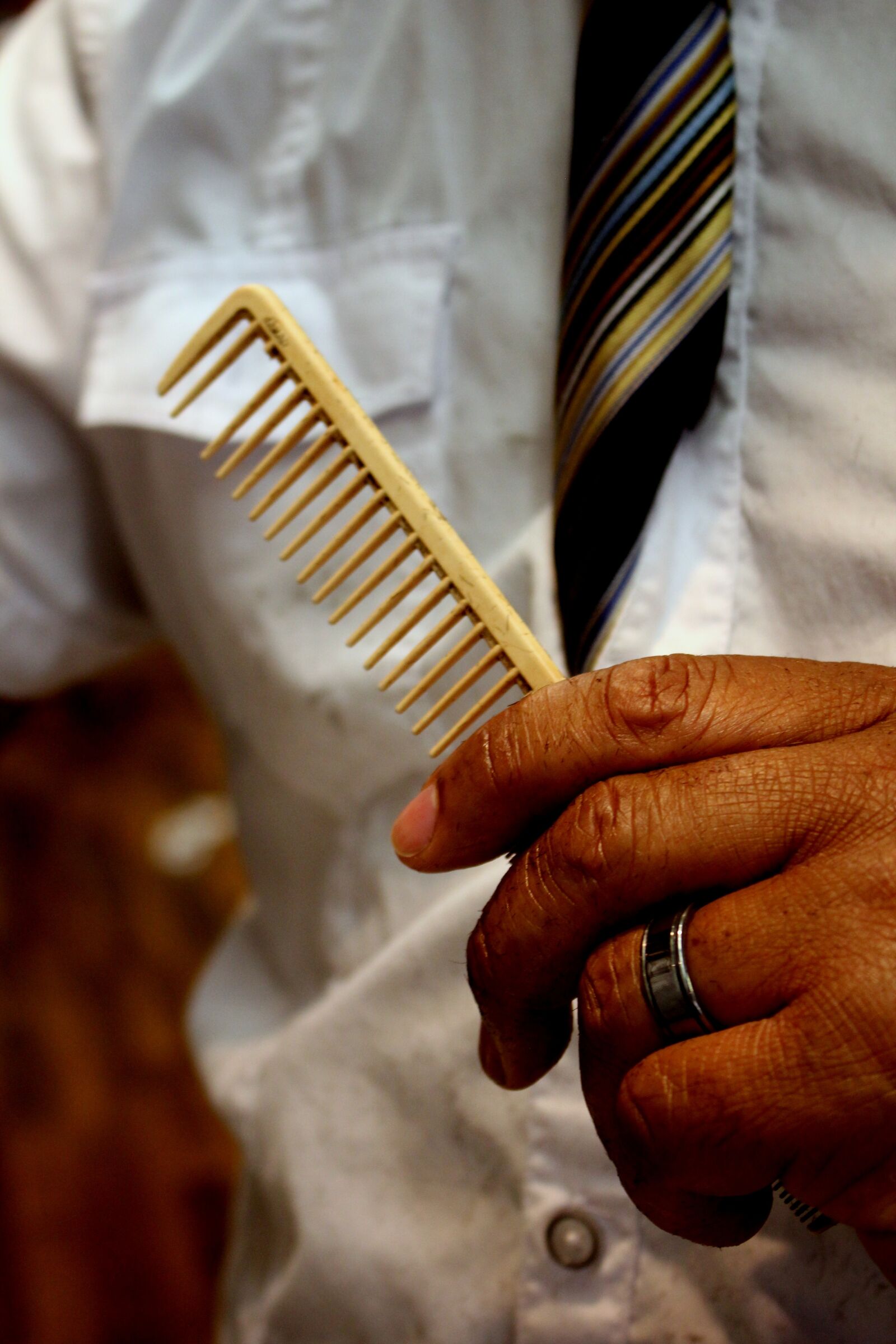 Canon EOS 550D (EOS Rebel T2i / EOS Kiss X4) sample photo. Barber, comb, salon photography