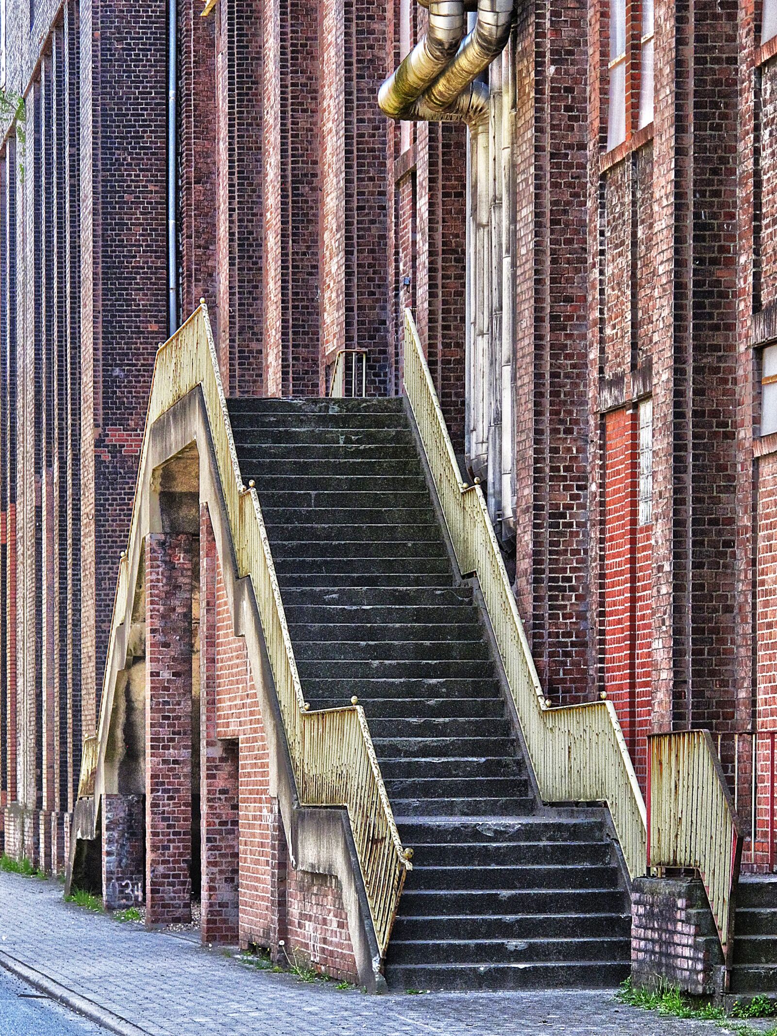 Canon PowerShot G12 sample photo. Stairs, facade, clinker photography