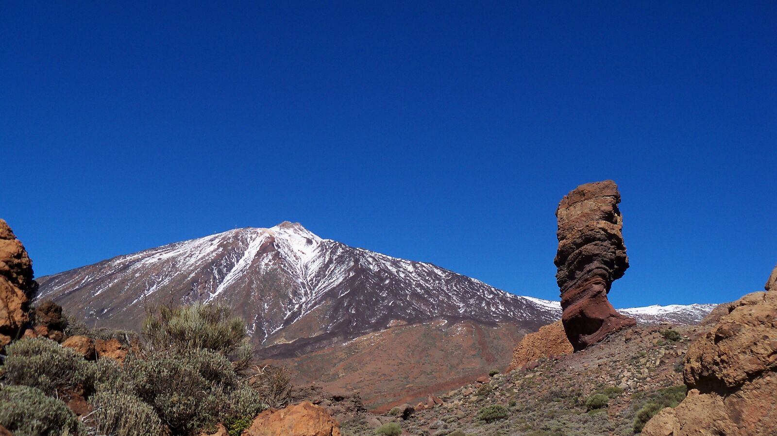 Kodak EasyShare Z915 sample photo. Rocks, snow, mountain photography