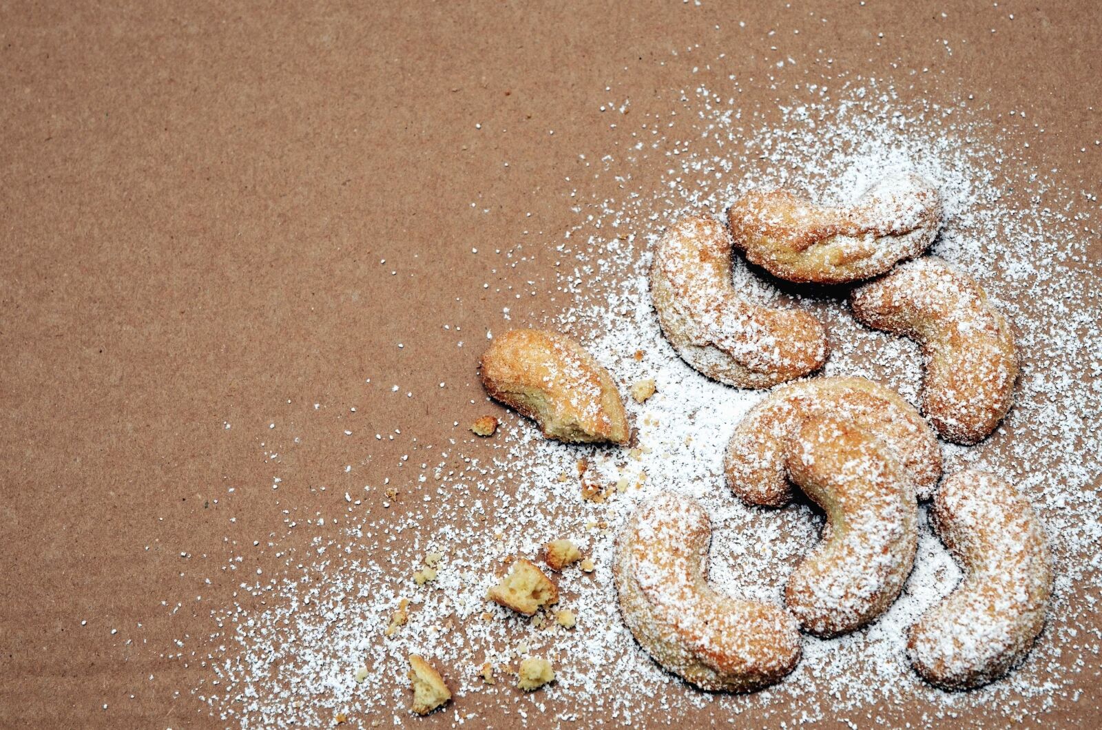 Nikon D5100 sample photo. Sweet, cake, icing sugar photography