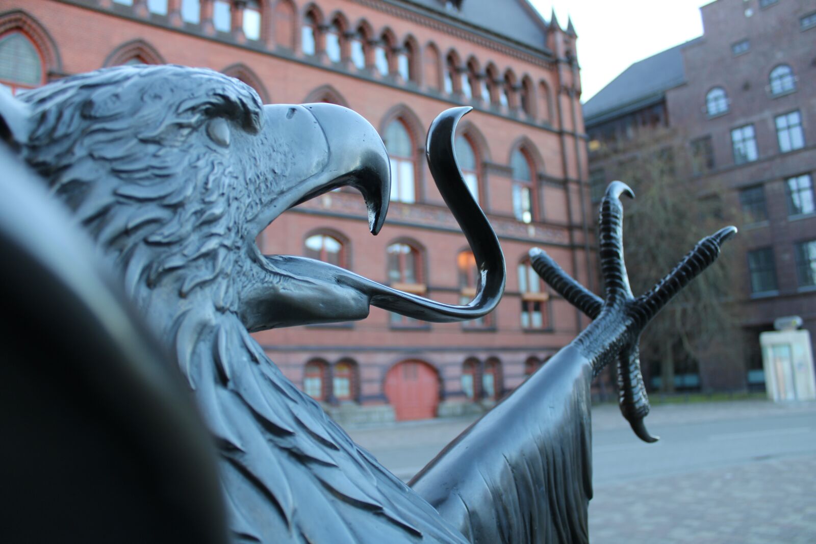 Canon EOS 2000D (EOS Rebel T7 / EOS Kiss X90 / EOS 1500D) sample photo. Griffin, to, statue photography