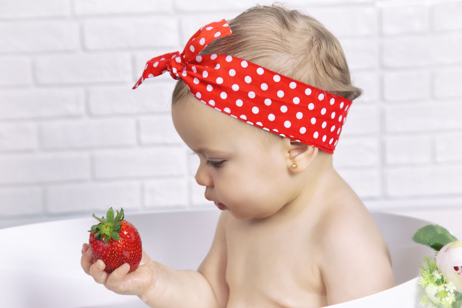 Canon EOS 6D + Canon EF 24-105mm F4L IS USM sample photo. Strawberries, girl, bebe photography