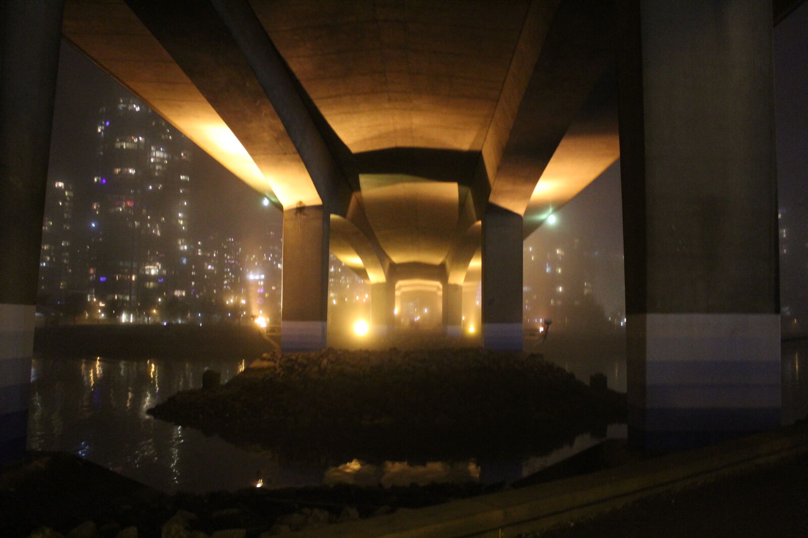 Canon EOS 1200D (EOS Rebel T5 / EOS Kiss X70 / EOS Hi) sample photo. Nighttime, refections, underneath photography