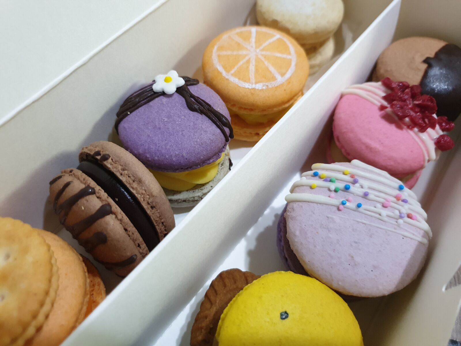 Samsung Galaxy S9+ sample photo. Macaron, dessert, delicious photography