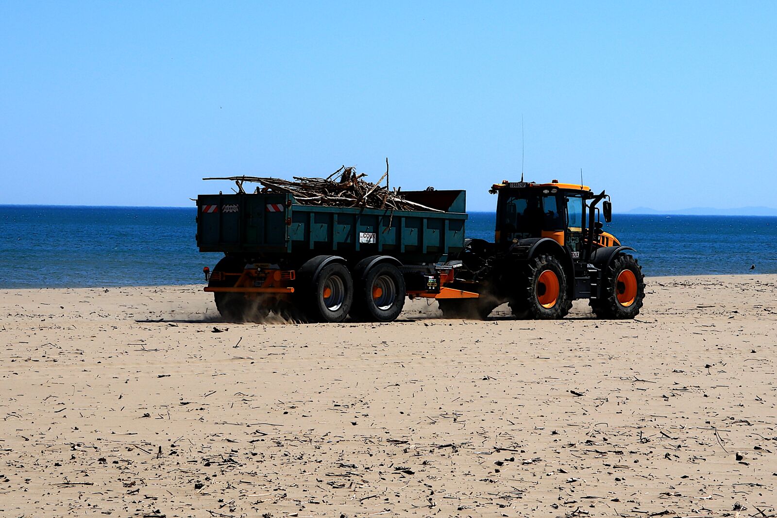 Canon PowerShot G1 X Mark III sample photo. Transport, tractor, beach photography