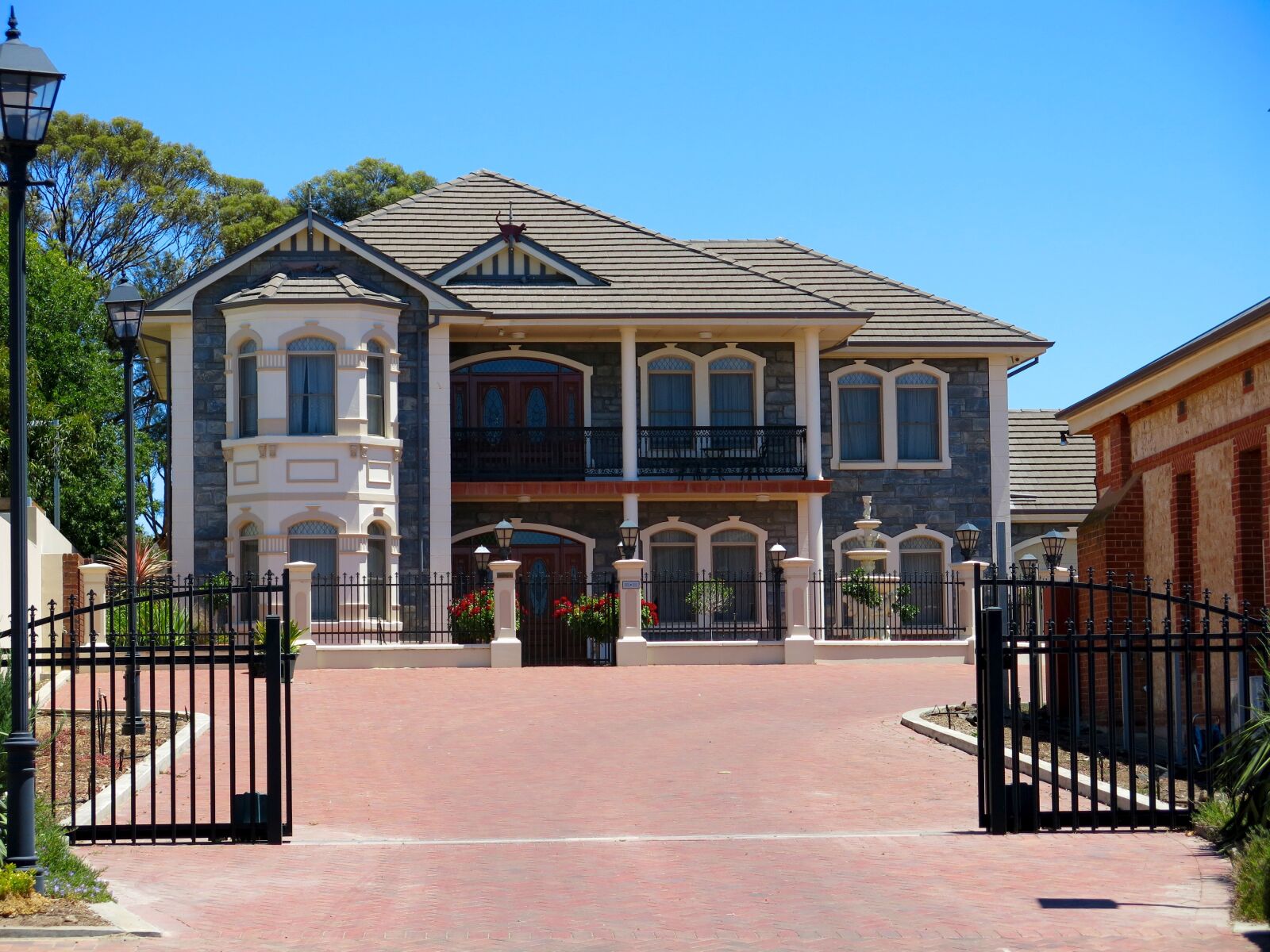 Canon PowerShot G15 sample photo. Mansion, house, gates photography
