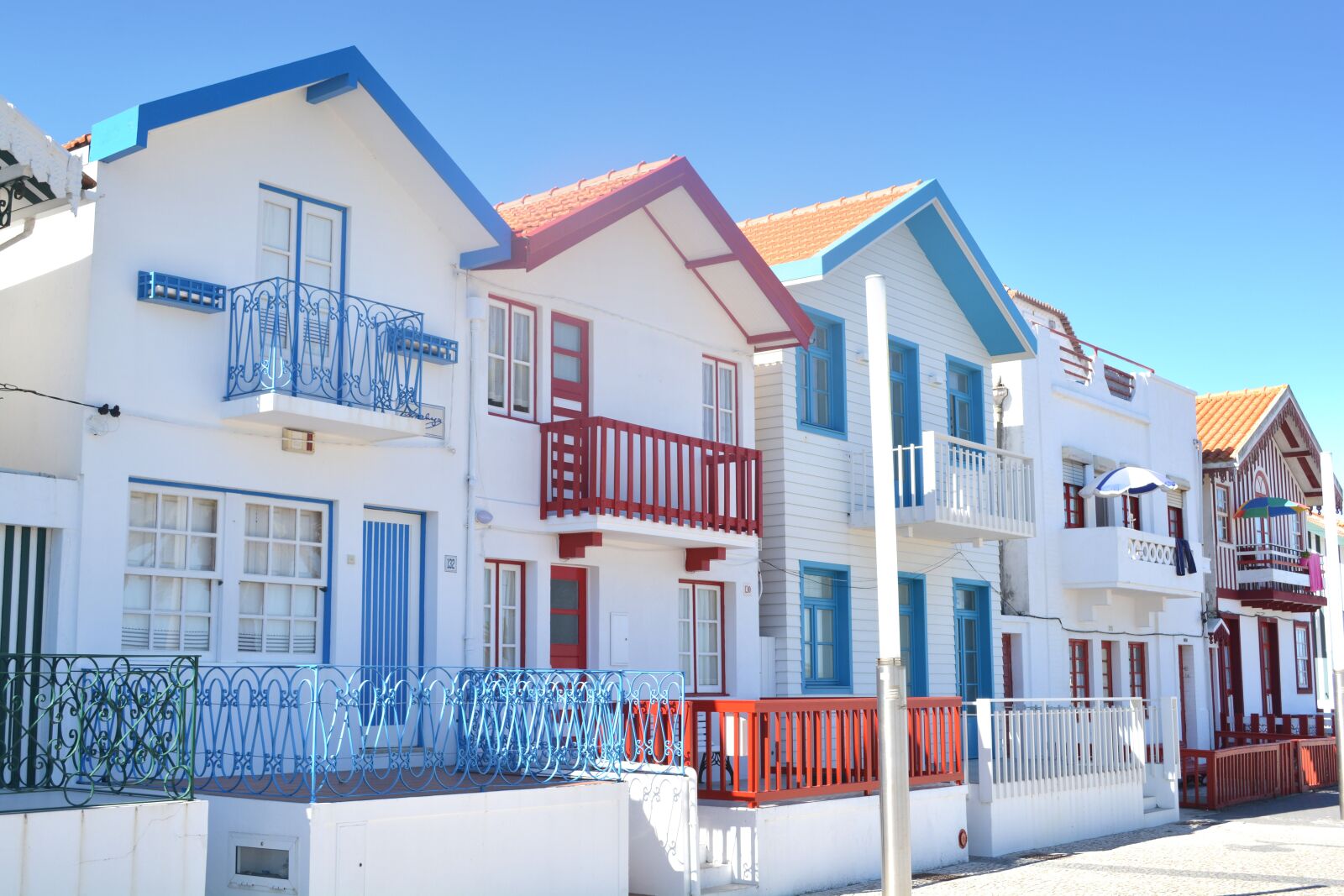 Nikon D5200 sample photo. Aveiro, colorful houses, portugal photography