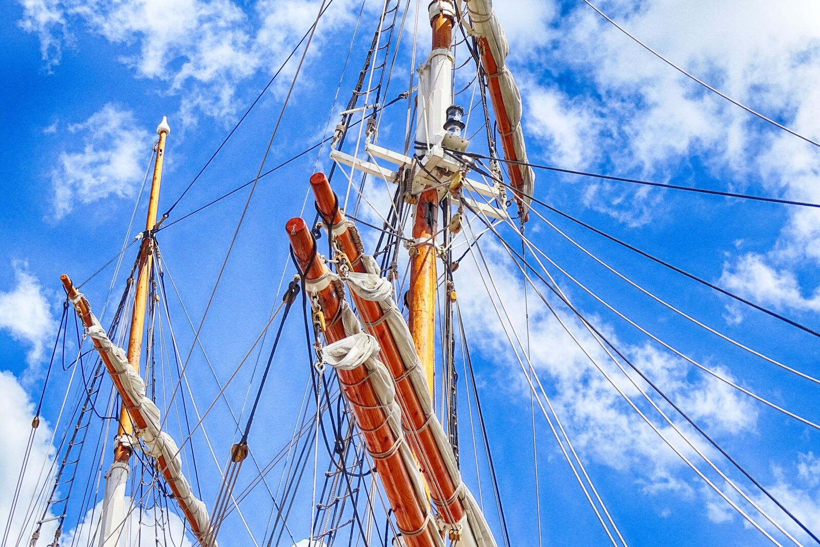 Sony Cyber-shot DSC-HX400V sample photo. Sailing boat, mast, rope photography