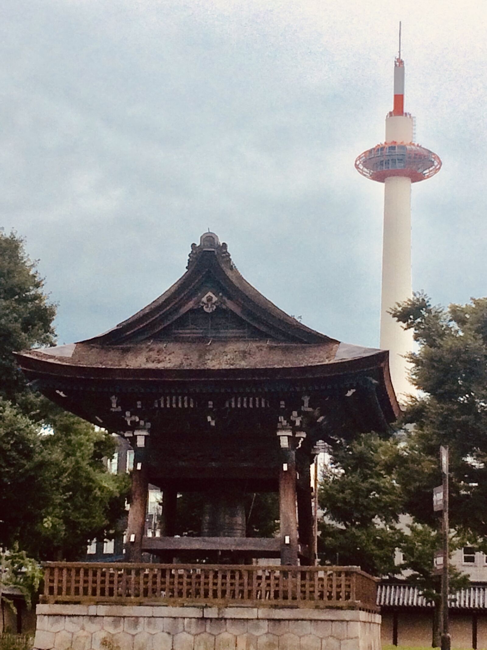 iPhone 5s back camera 4.15mm f/2.2 sample photo. Kyoto, ciudad, torre photography