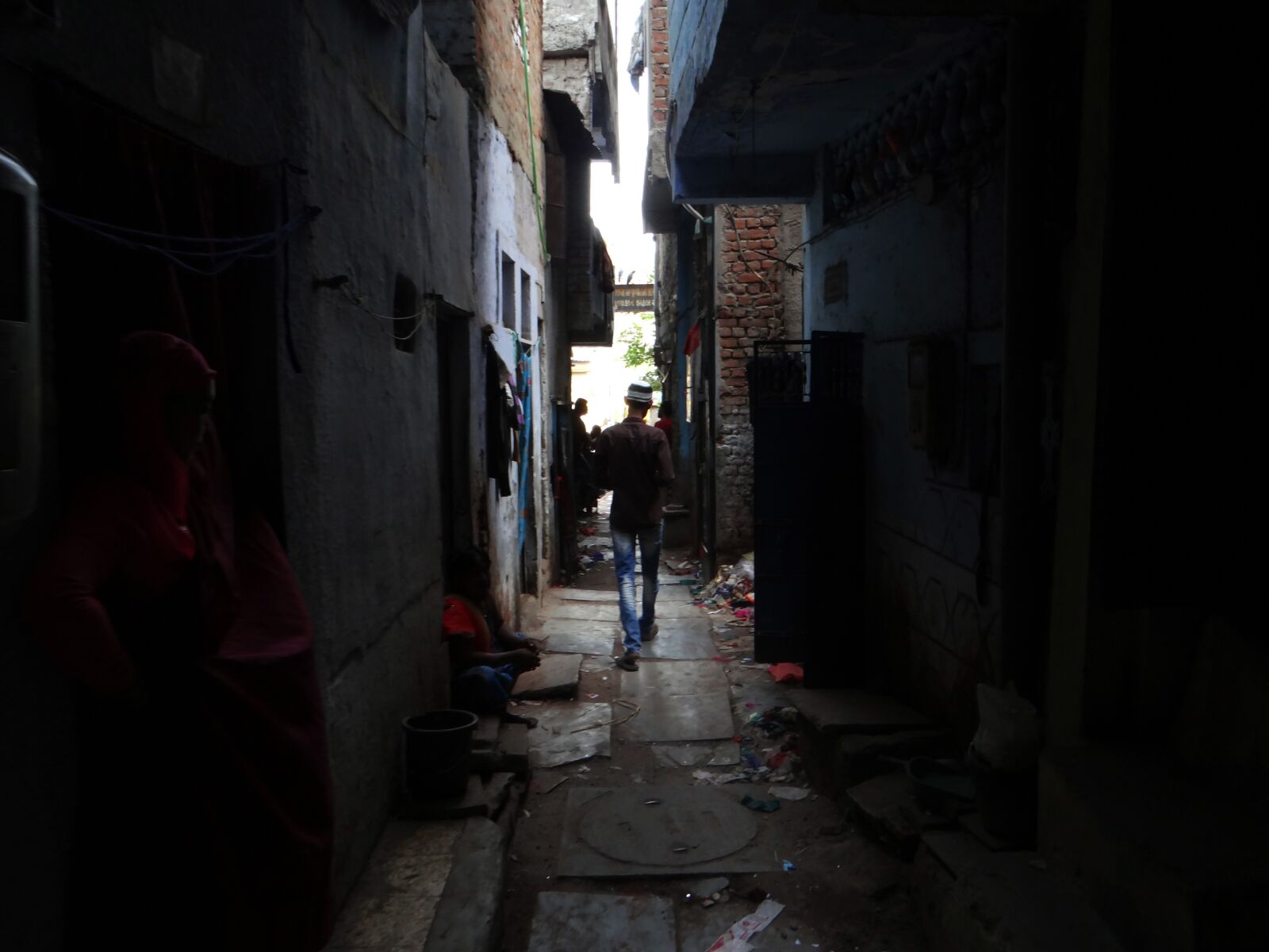 Sony DSC-HX200V sample photo. Alley, street, dark photography
