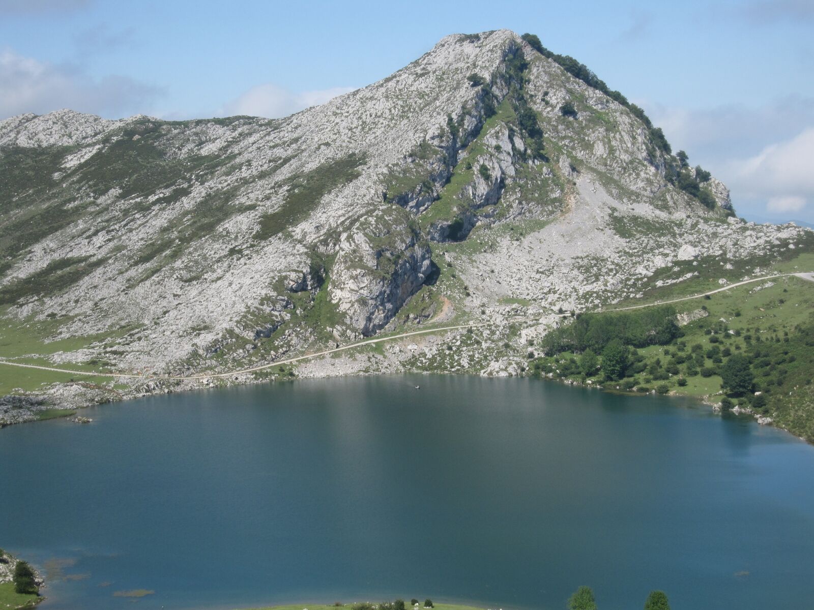 Canon PowerShot SD880 IS (Digital IXUS 870 IS / IXY Digital 920 IS) sample photo. Lake, mountain, sky photography