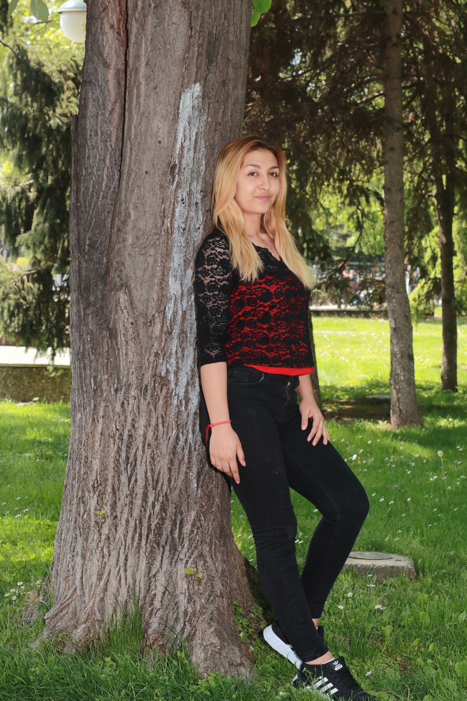 Canon EOS 77D (EOS 9000D / EOS 770D) sample photo. Girl, holiday, dress photography