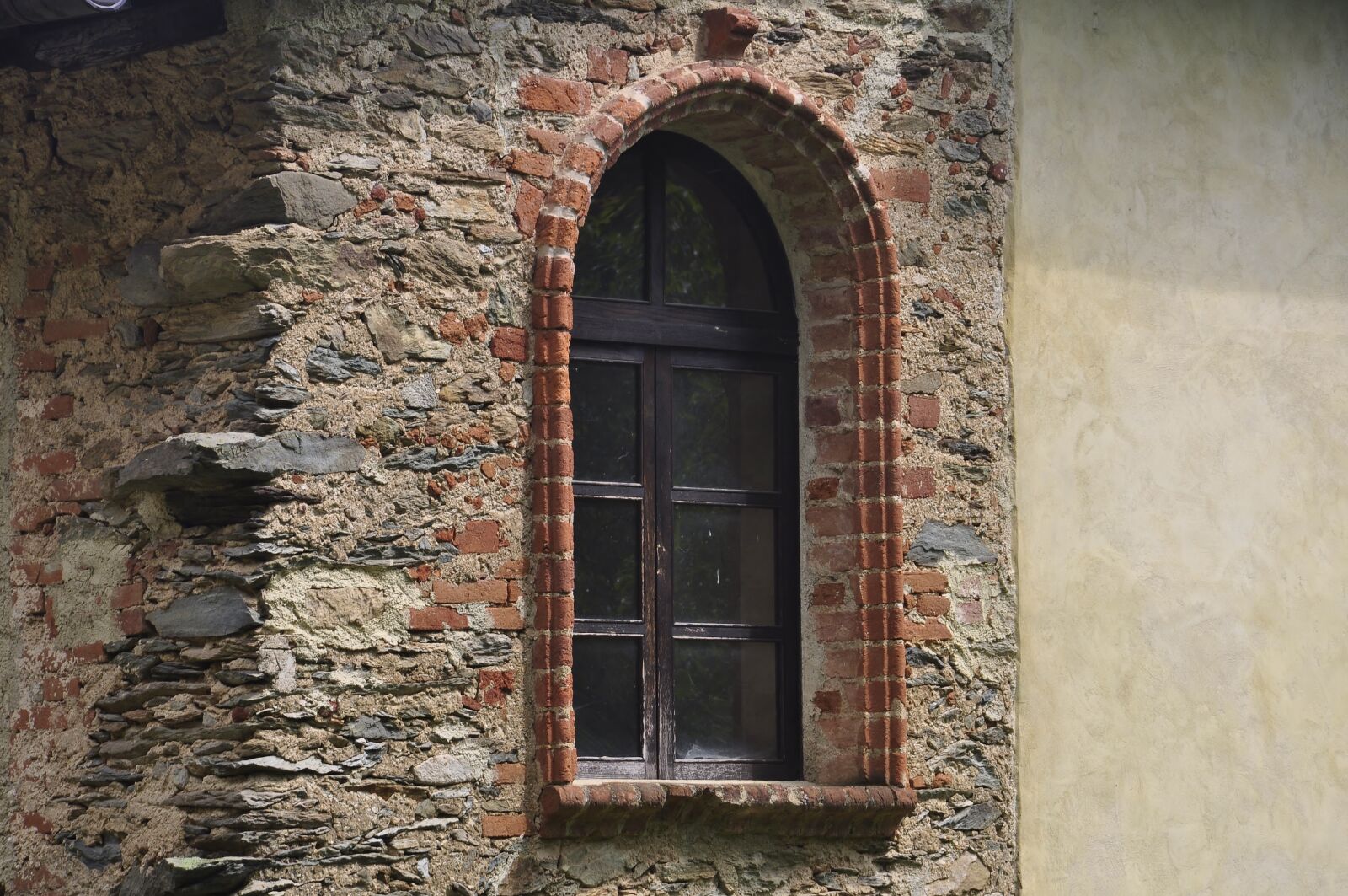 Nikon D5000 sample photo. Window, ancient, bricks photography