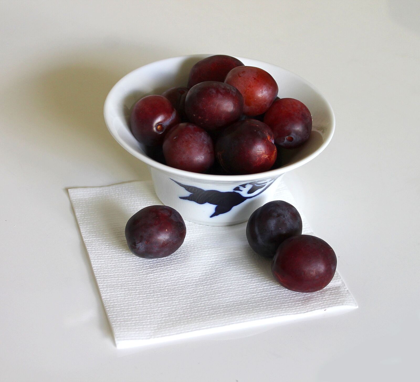 Canon EOS 1100D (EOS Rebel T3 / EOS Kiss X50) sample photo. Plums, fruit, summer photography
