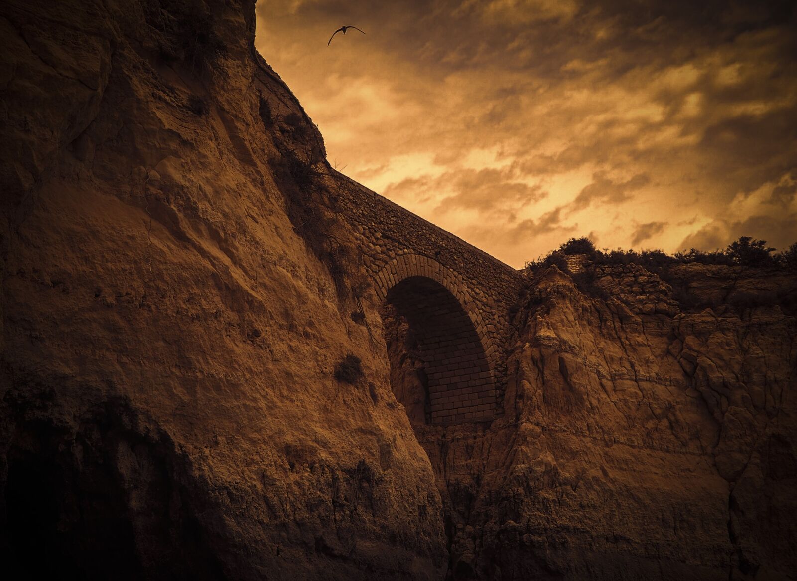 Olympus OM-D E-M10 sample photo. Algarve, misterious, bridge photography