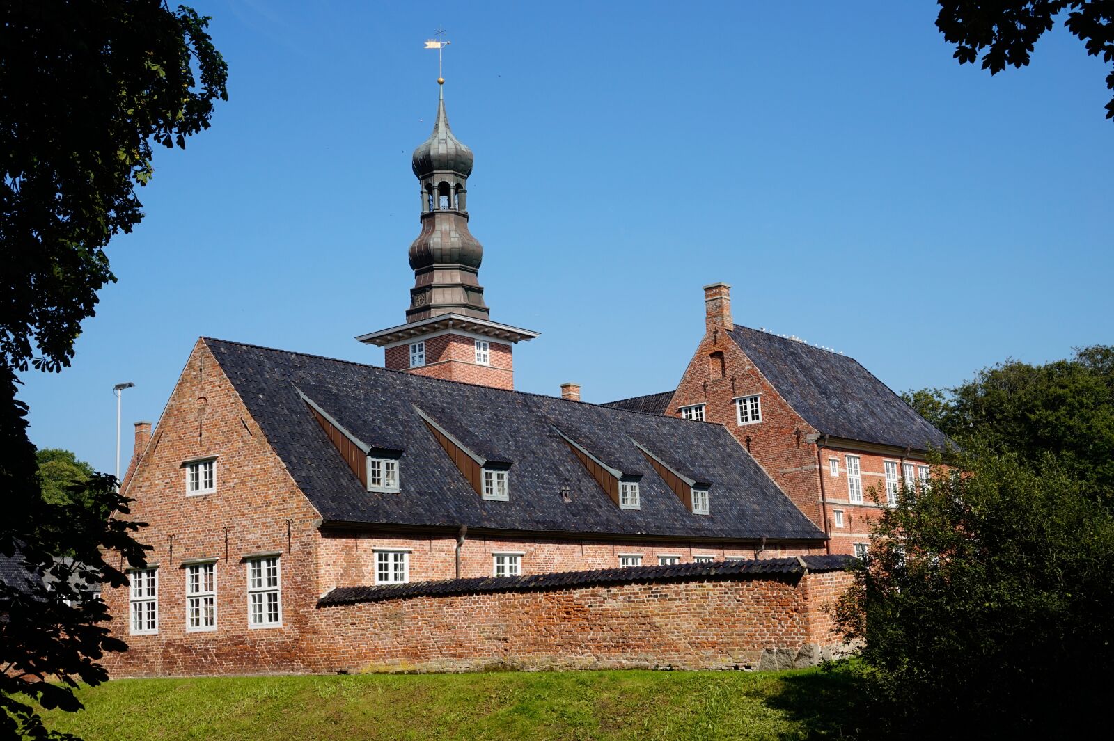 Sony Alpha a5000 (ILCE 5000) sample photo. Architecture, castle, husum photography