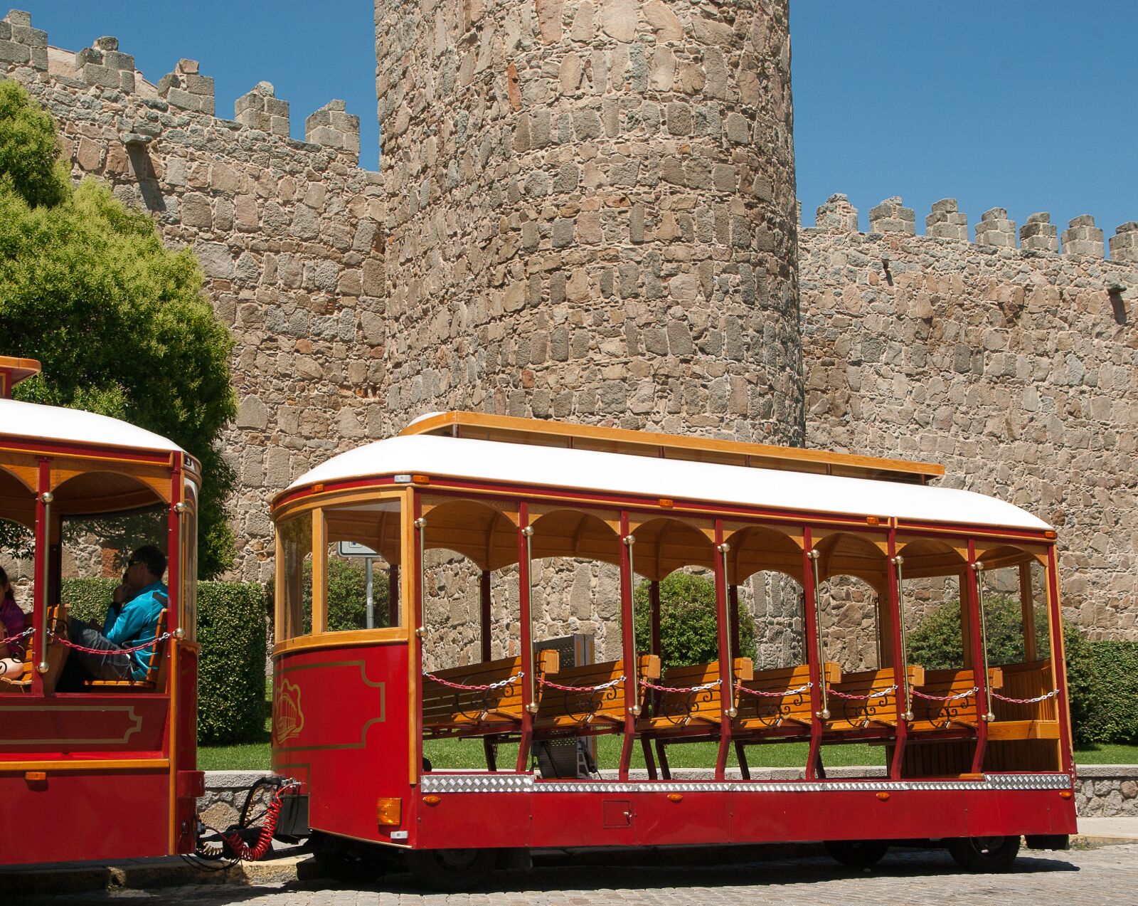 Pentax K10D sample photo. Avila, ramparts, train photography