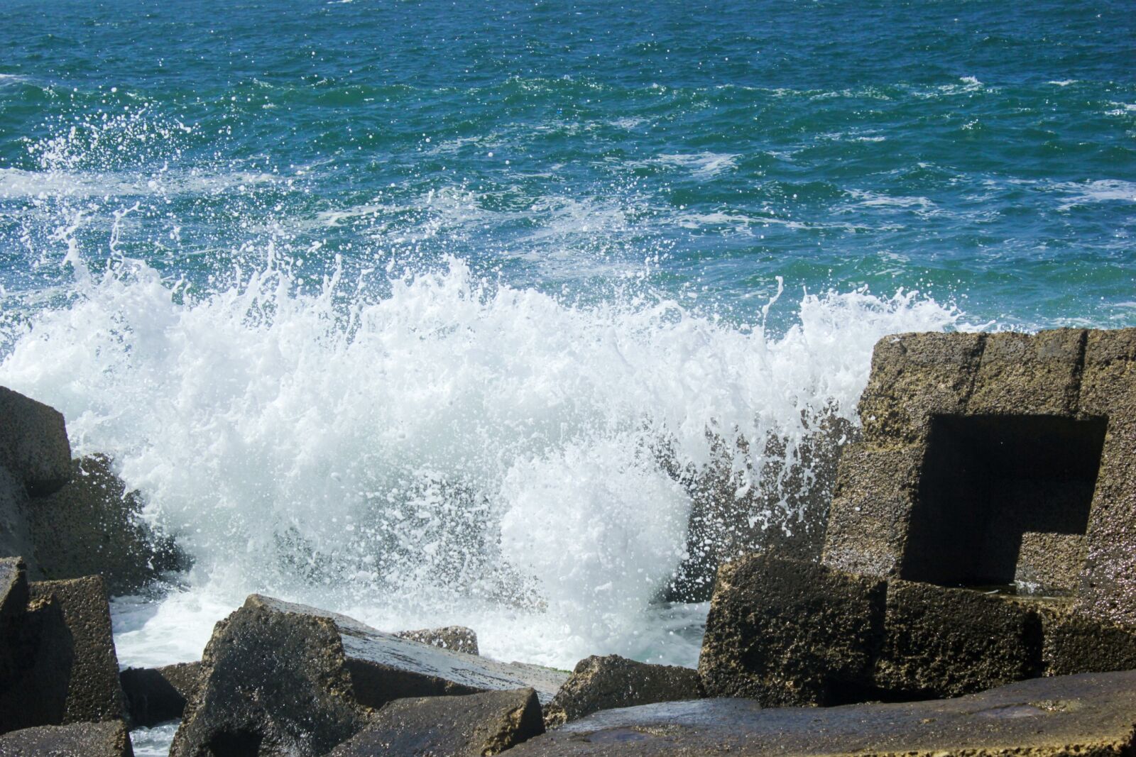 Canon EOS 550D (EOS Rebel T2i / EOS Kiss X4) sample photo. Water, sea, seashore photography