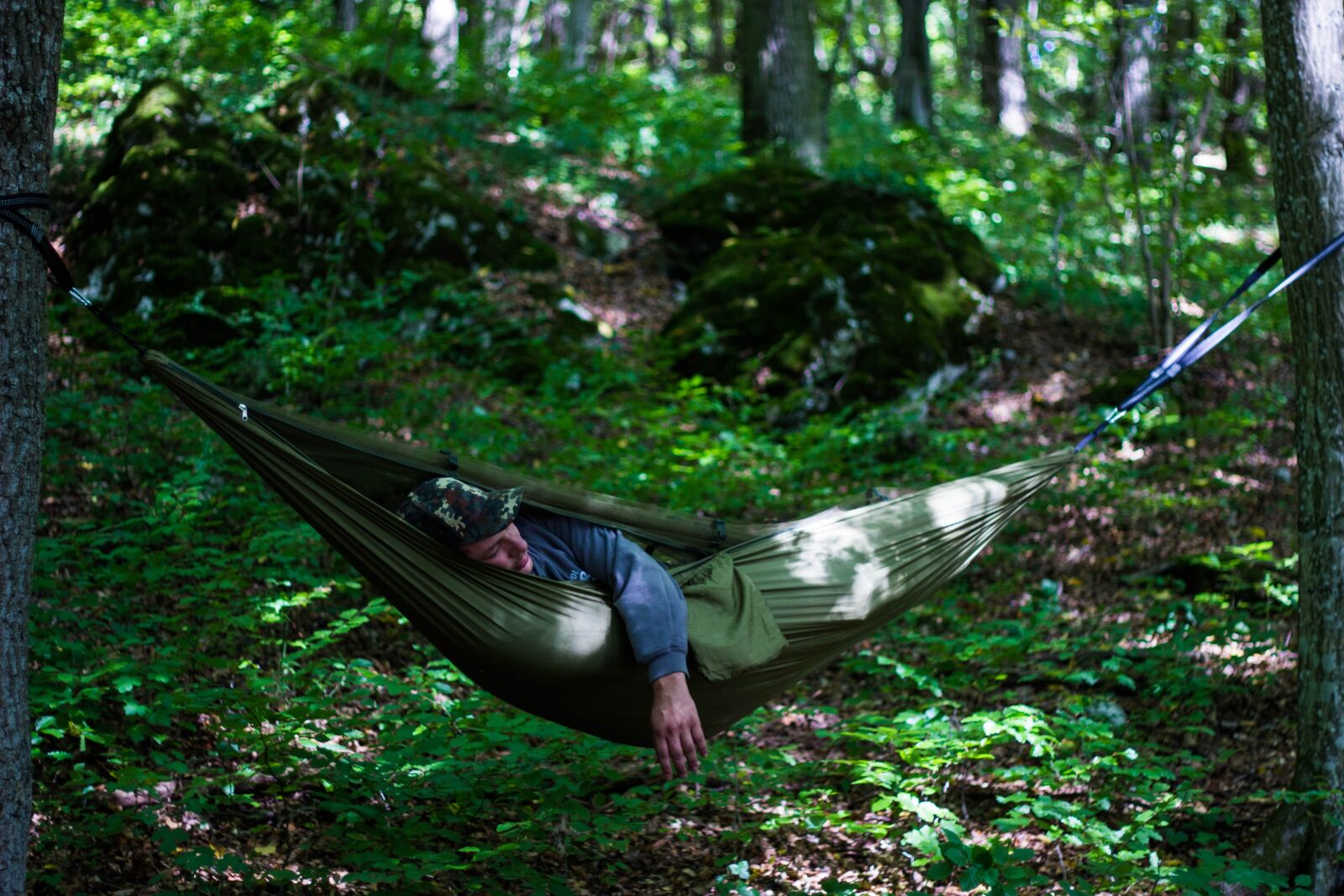 Canon EOS 600D (Rebel EOS T3i / EOS Kiss X5) + Canon EF 50mm F1.8 II sample photo. Outdoor, hammock, bushcraft photography