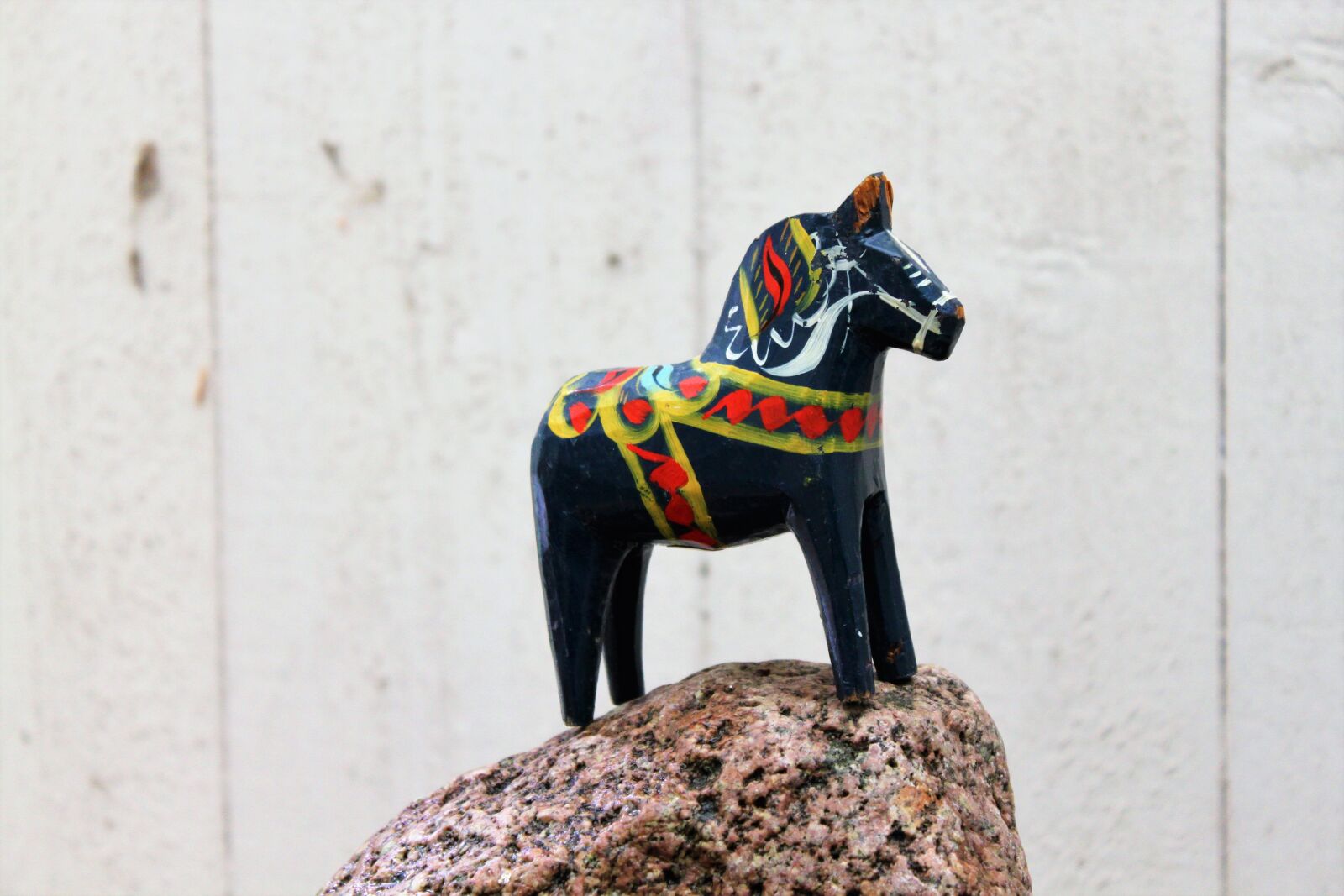 Canon EOS 500D (EOS Rebel T1i / EOS Kiss X3) sample photo. Dalahorse, blue, red photography