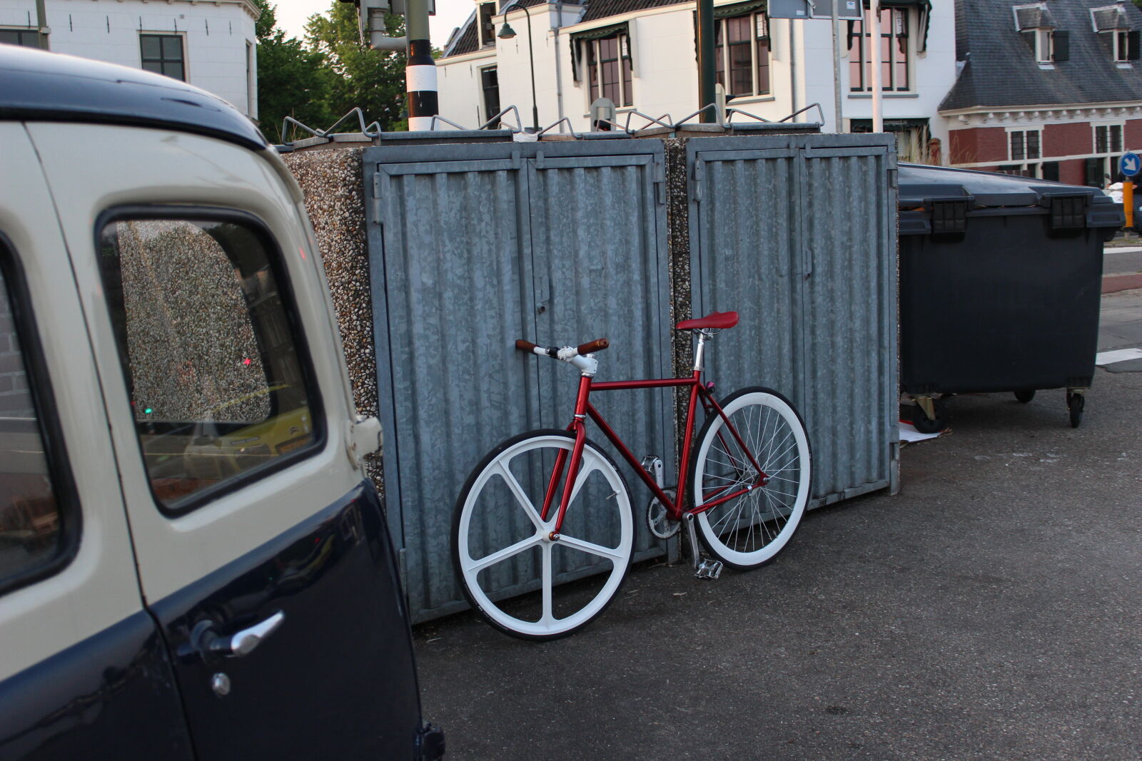 Canon EOS 100D (EOS Rebel SL1 / EOS Kiss X7) sample photo. Bike, fixed, gear, garbage photography