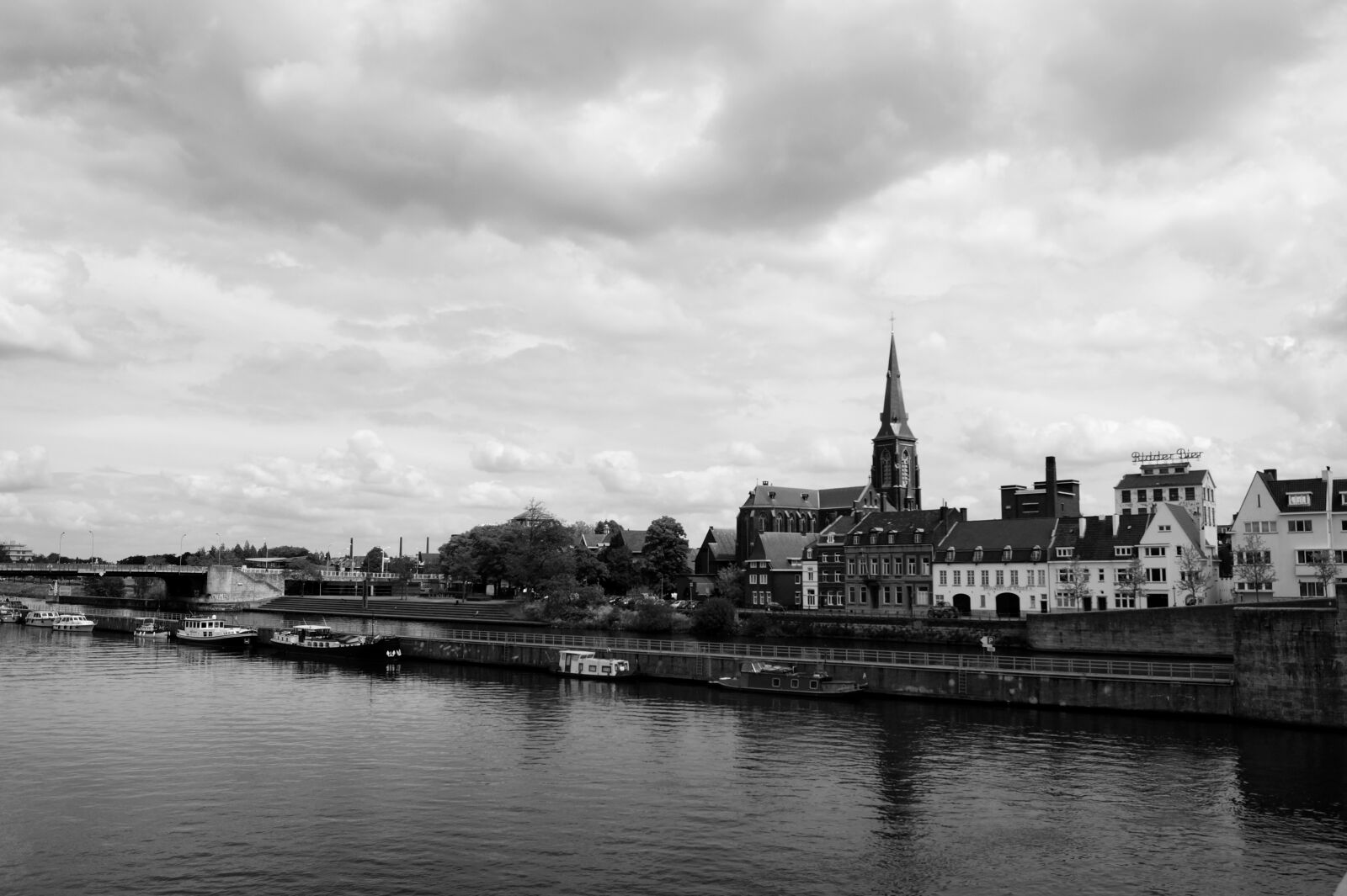 Sony DT 18-55mm F3.5-5.6 SAM II sample photo. Architecture, boats, bridge, buildings photography