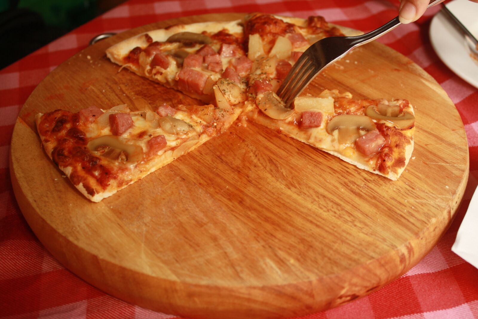 Canon EOS 1000D (EOS Digital Rebel XS / EOS Kiss F) sample photo. Pizza, italian, cheese photography