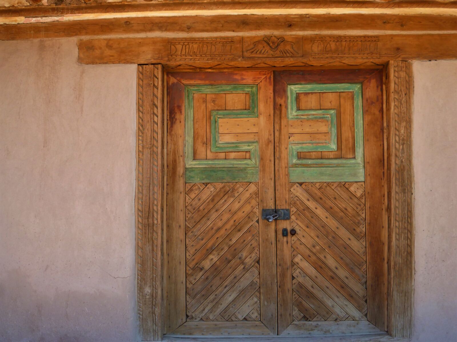 Panasonic Lumix DMC-ZS25 (Lumix DMC-TZ35) sample photo. Wood, wall, architecture photography