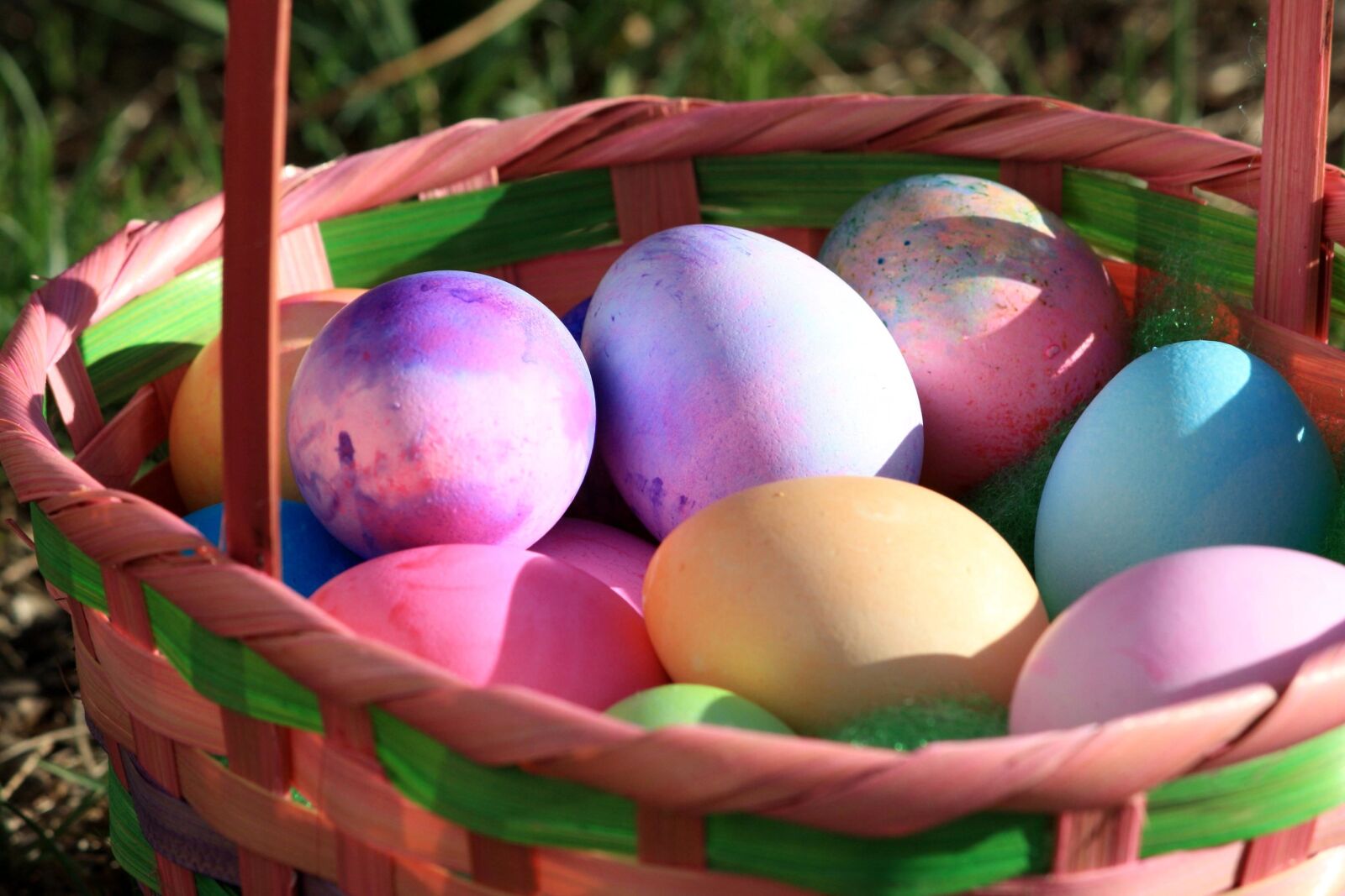 f/4-5.6 IS II sample photo. Easter eggs, colored eggs photography